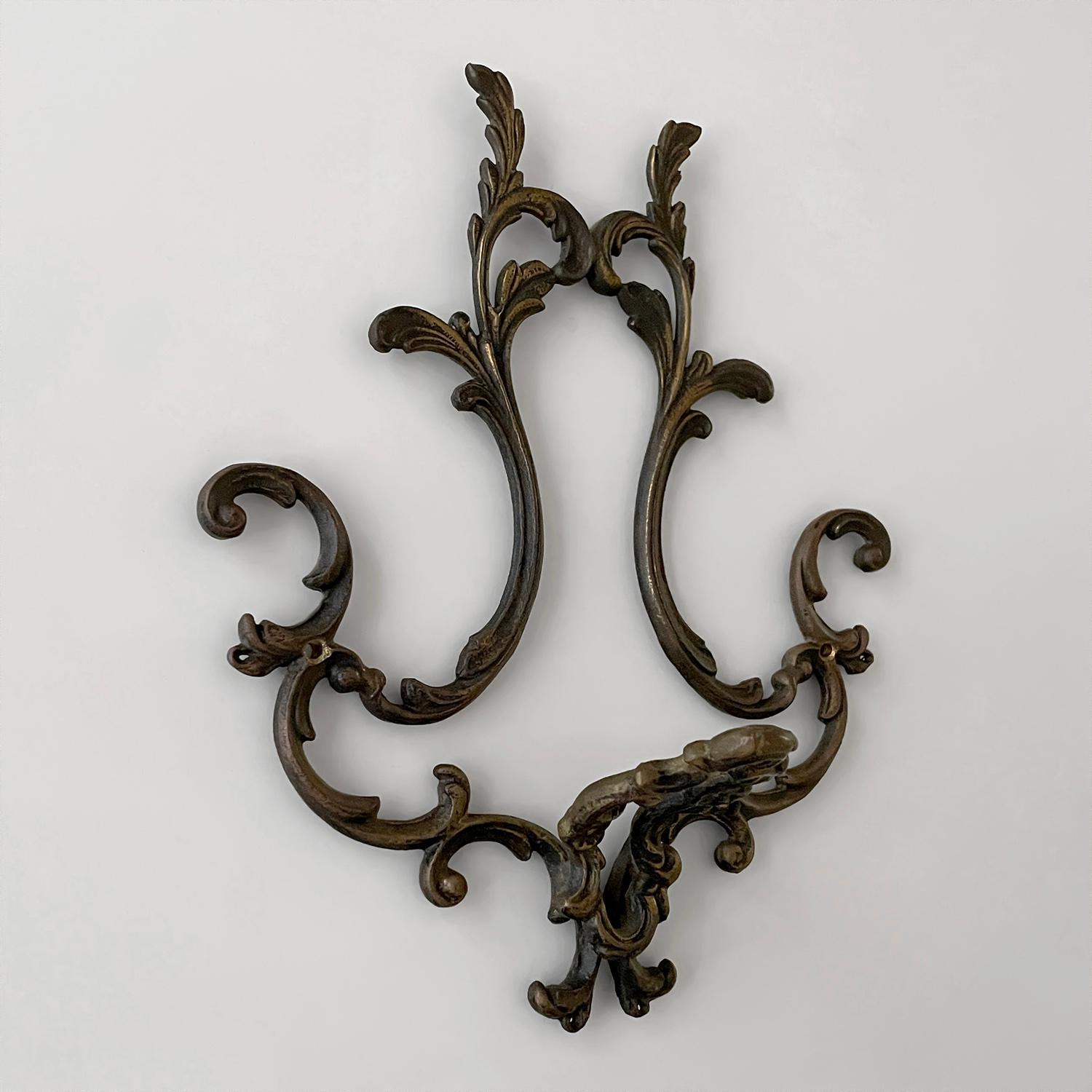 Appendiabiti da parete in bronzo scolpito in stile francese Nouveau - set di 3 In condizioni buone in vendita a Los Angeles, CA