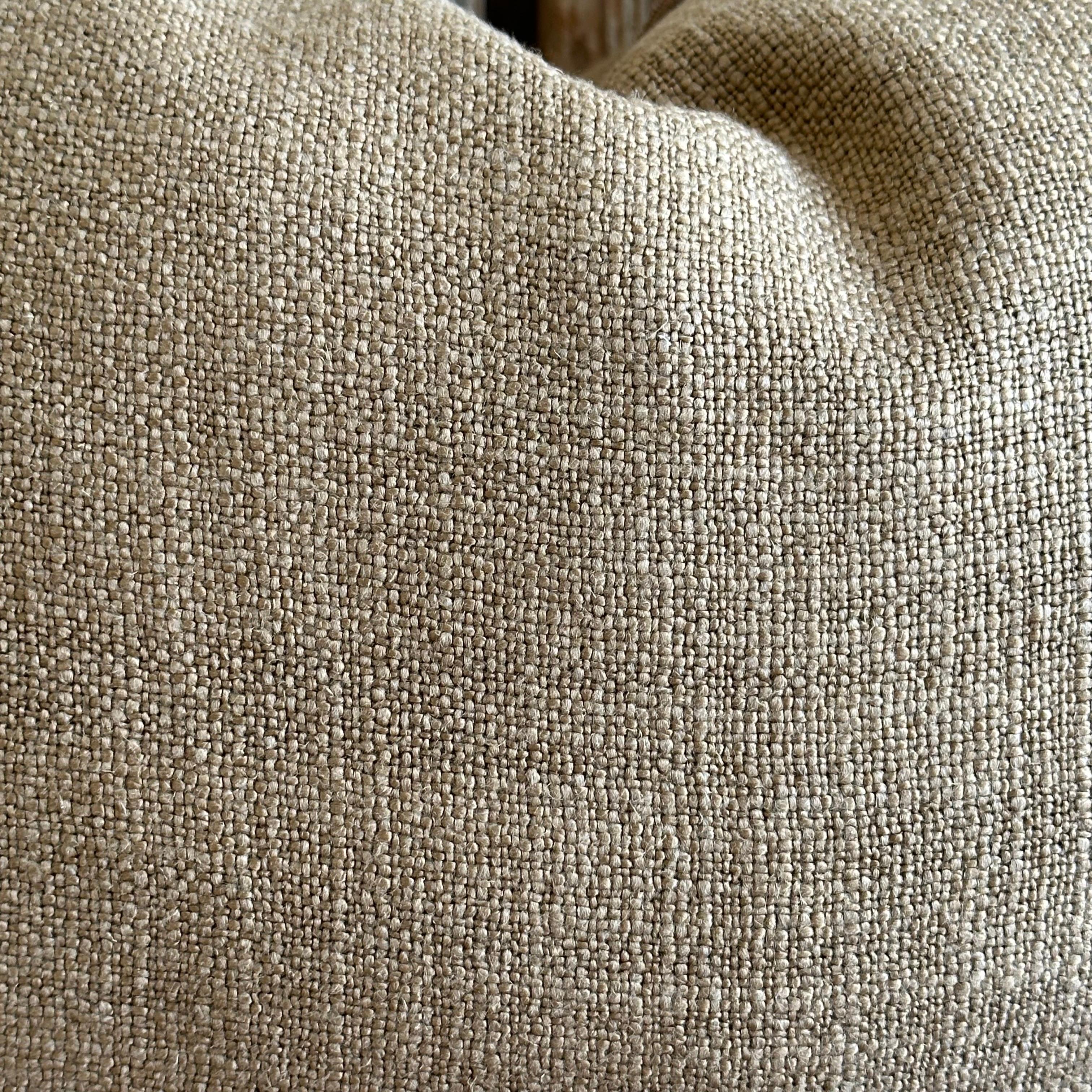 Coussin lombaire en lin français texturé avec empiècement en duvet Neuf - En vente à Brea, CA