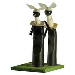 Scultura di suore francesi Assemblaggio plastico Black White 2018 di Jerry Ross Barrish