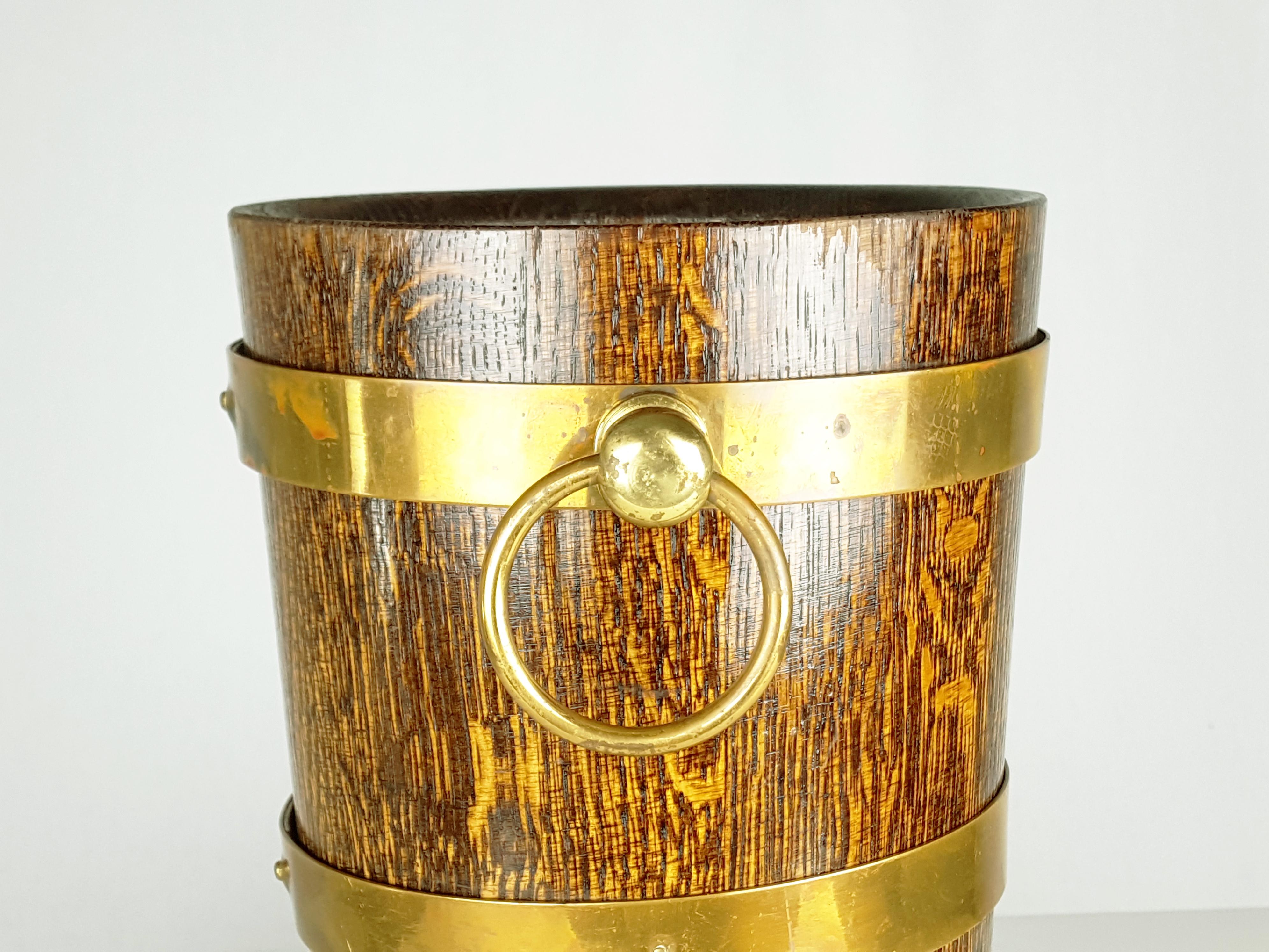 Oak and brass ice bucket with internal aluminum tray by Geraud Lafitte Ouvrier, 1950s.
Good condition. No breakages or visible damages.