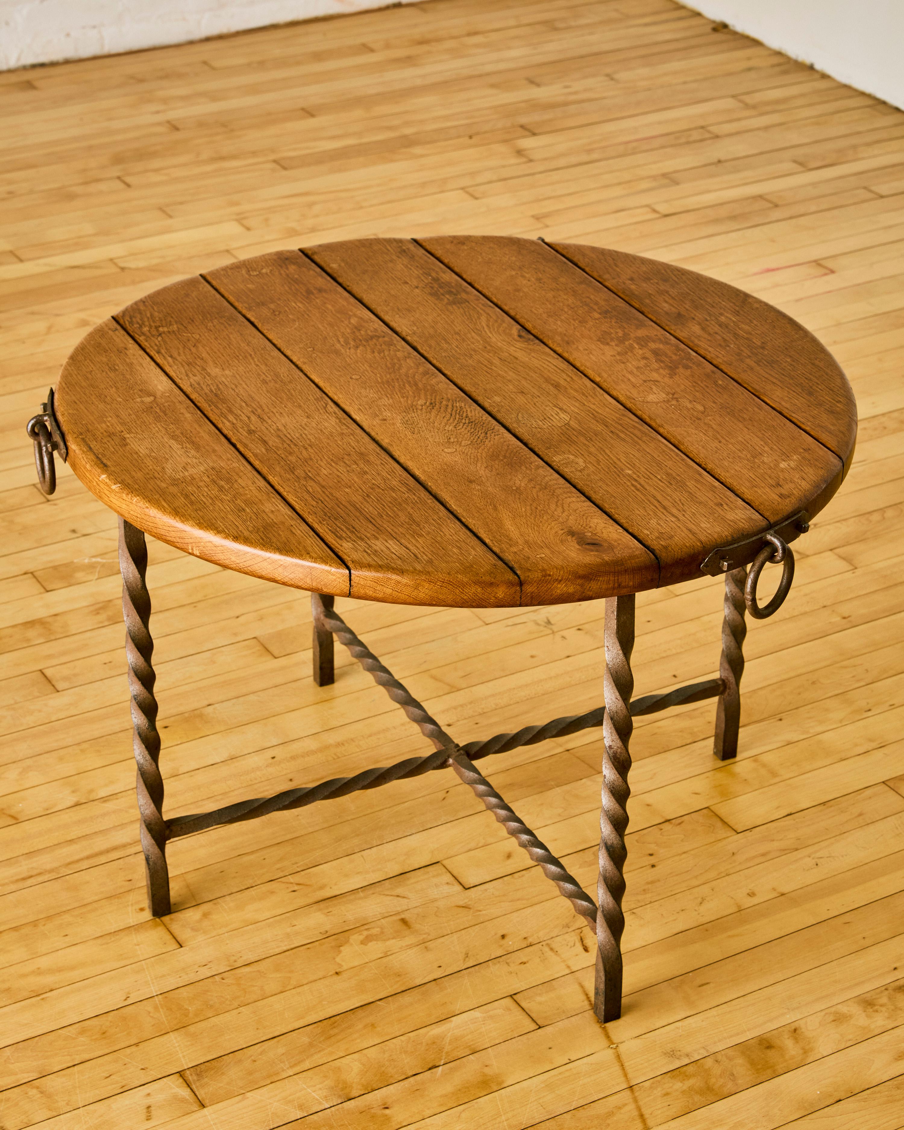 Mesa auxiliar francesa de roble y hierro C. 1945 mediados del siglo XX en venta