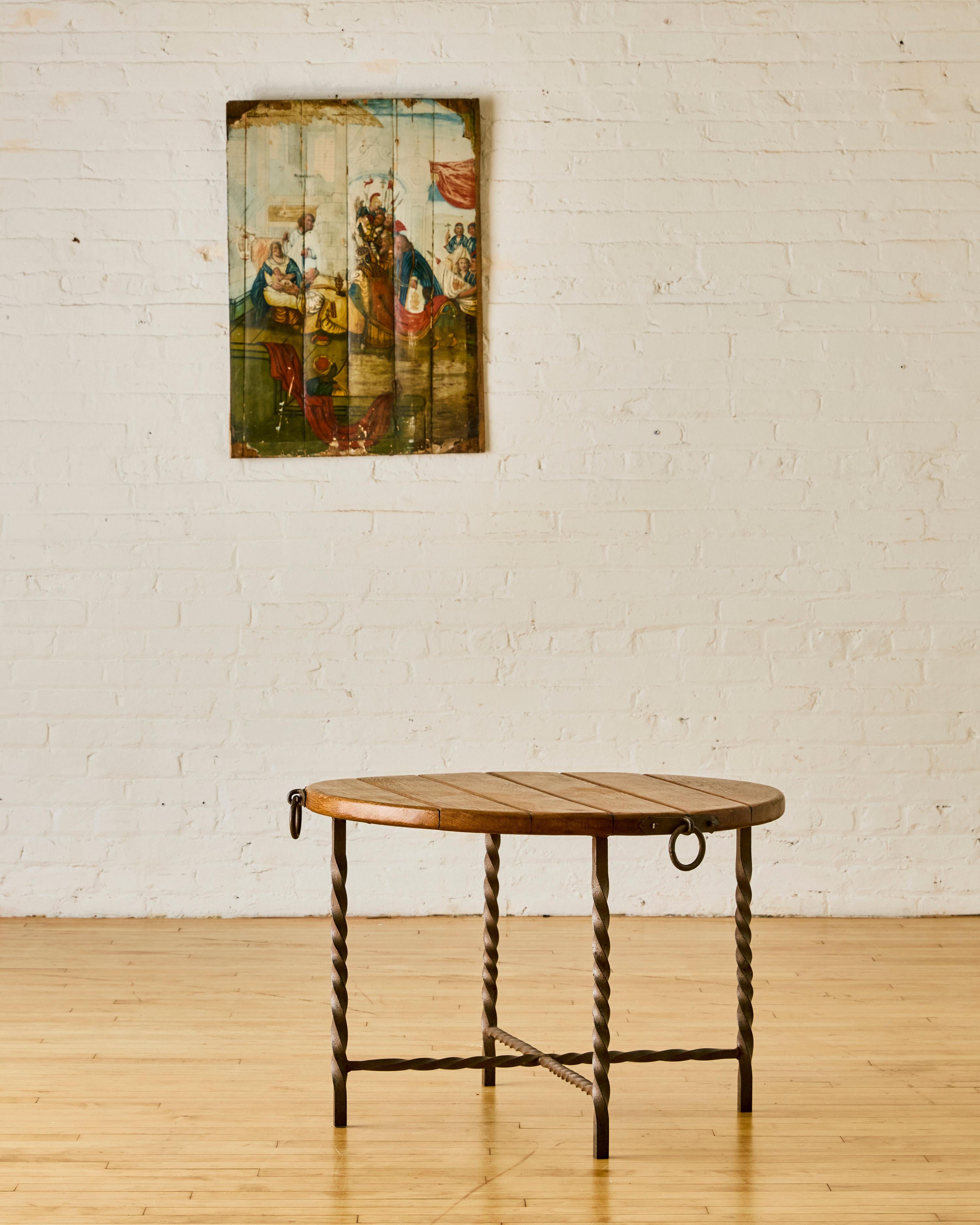 Mesa auxiliar francesa de roble y hierro C. 1945 Hierro en venta