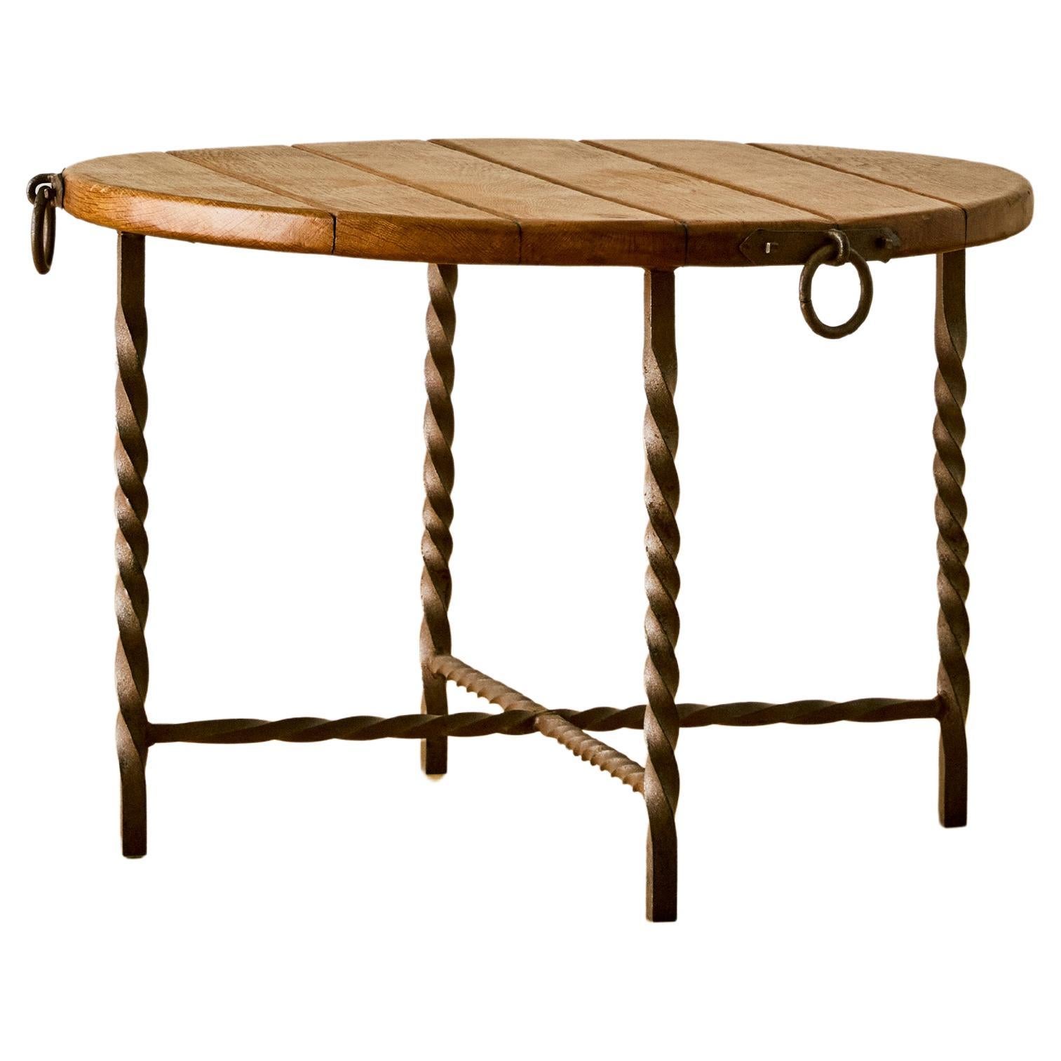 Mesa auxiliar francesa de roble y hierro C. 1945 en venta