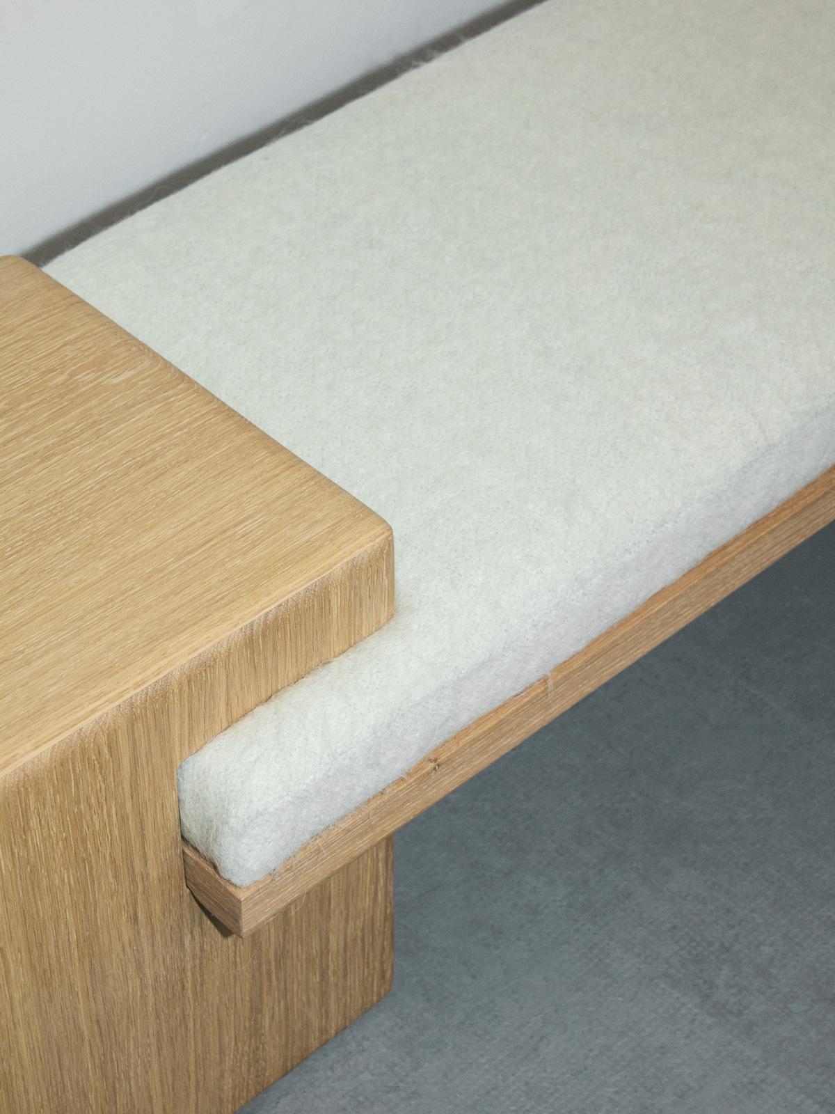 Ce banc est un prototype de notre banc Coexist Redux en chêne français. Fabriqué à la main à Montpellier en France, le banc présente un design symétrique qui marie un beau et doux bois de chêne, ponté par une assise en Alpaga en ivoire par Pierre