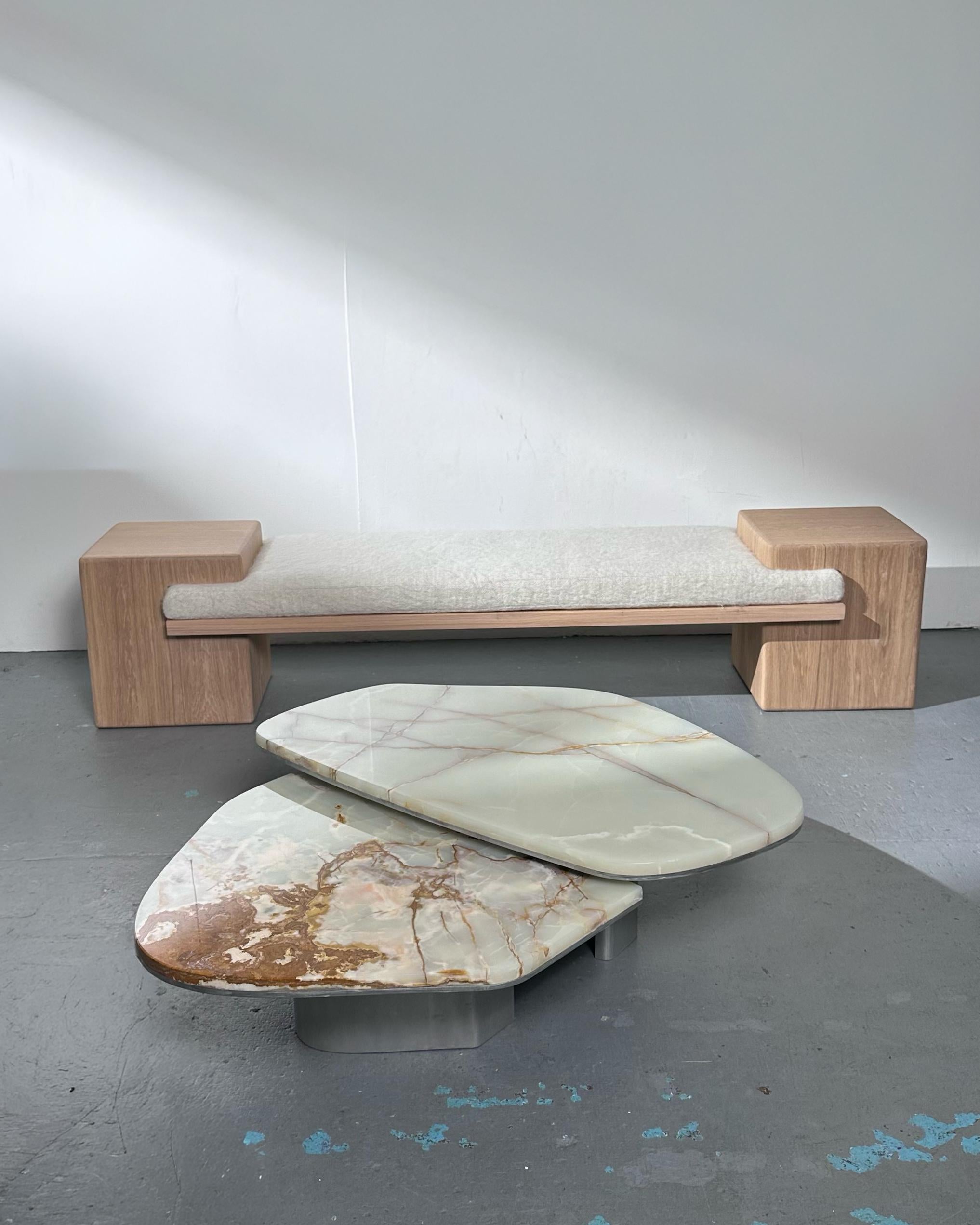 Ce banc est un prototype de notre banc Coexist Redux en chêne français. Fabriqué à la main à Montpellier en France, le banc présente un design symétrique qui marie un beau et doux bois de chêne, ponté par une assise en Alpaga en ivoire par Pierre