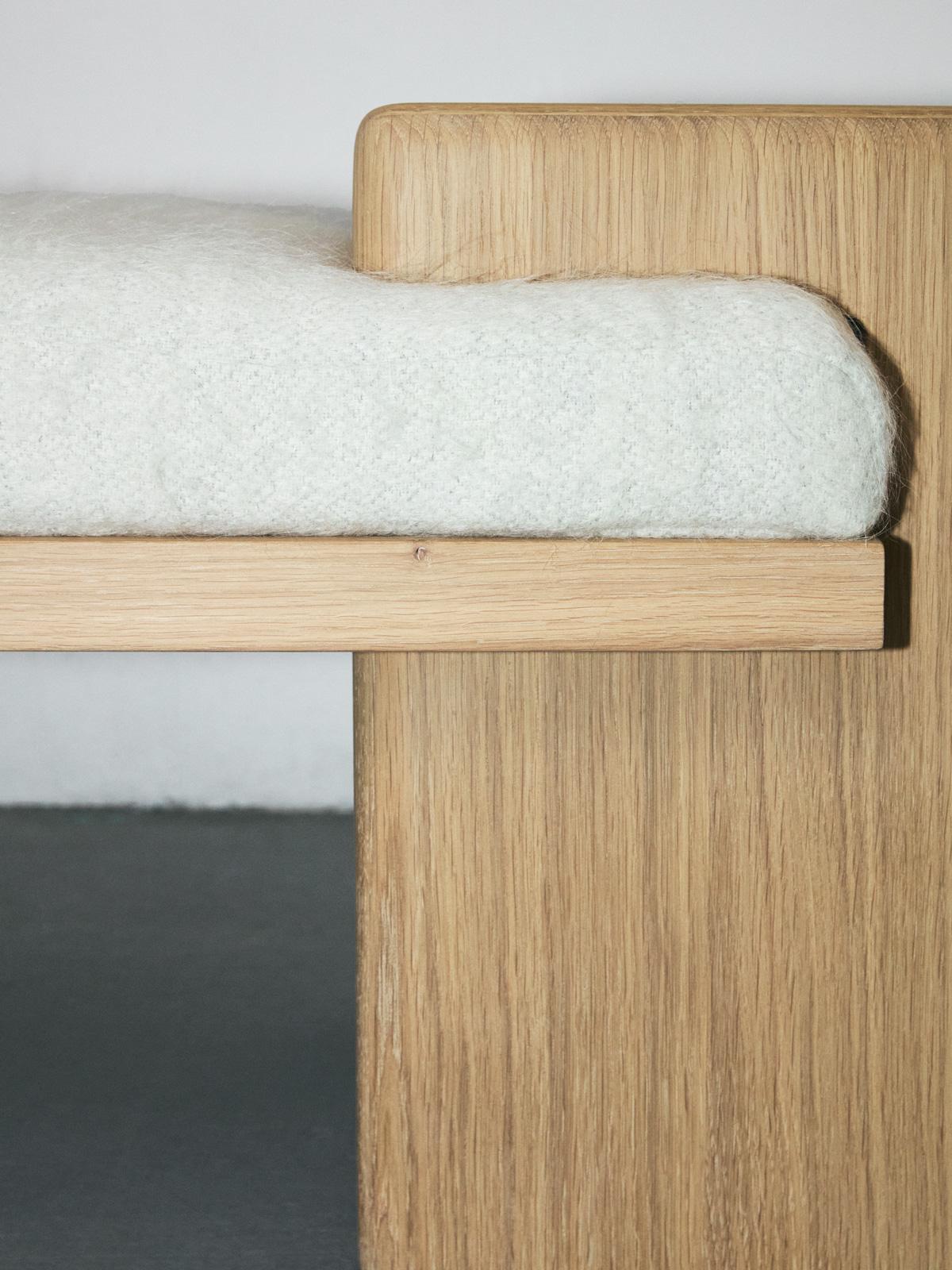 Minimaliste Banc Redux en chêne français et alpaga mohair ivoire par Slash Objects Objects en vente