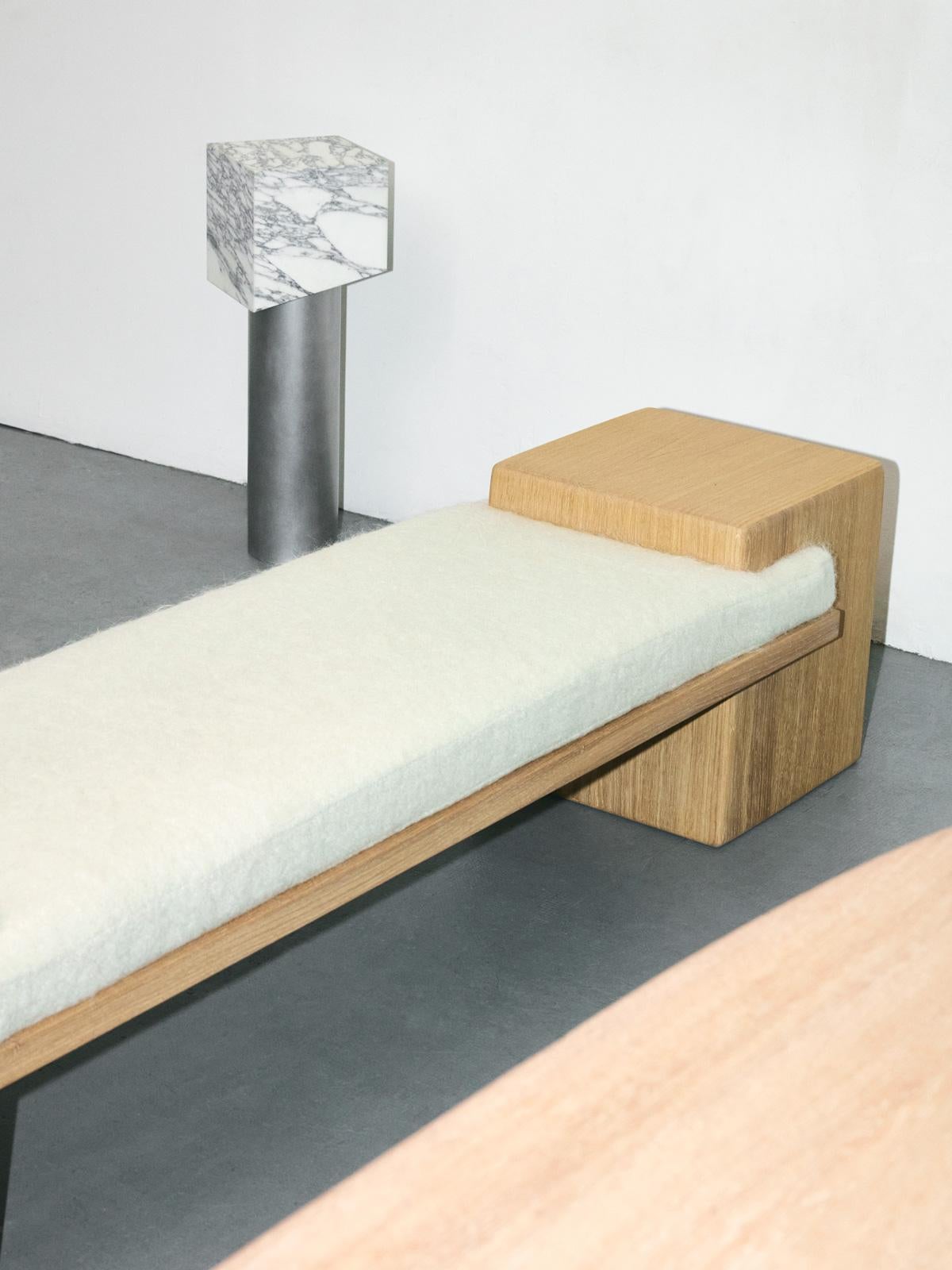 Travail du bois Banc Redux en chêne français et alpaga mohair ivoire par Slash Objects Objects en vente