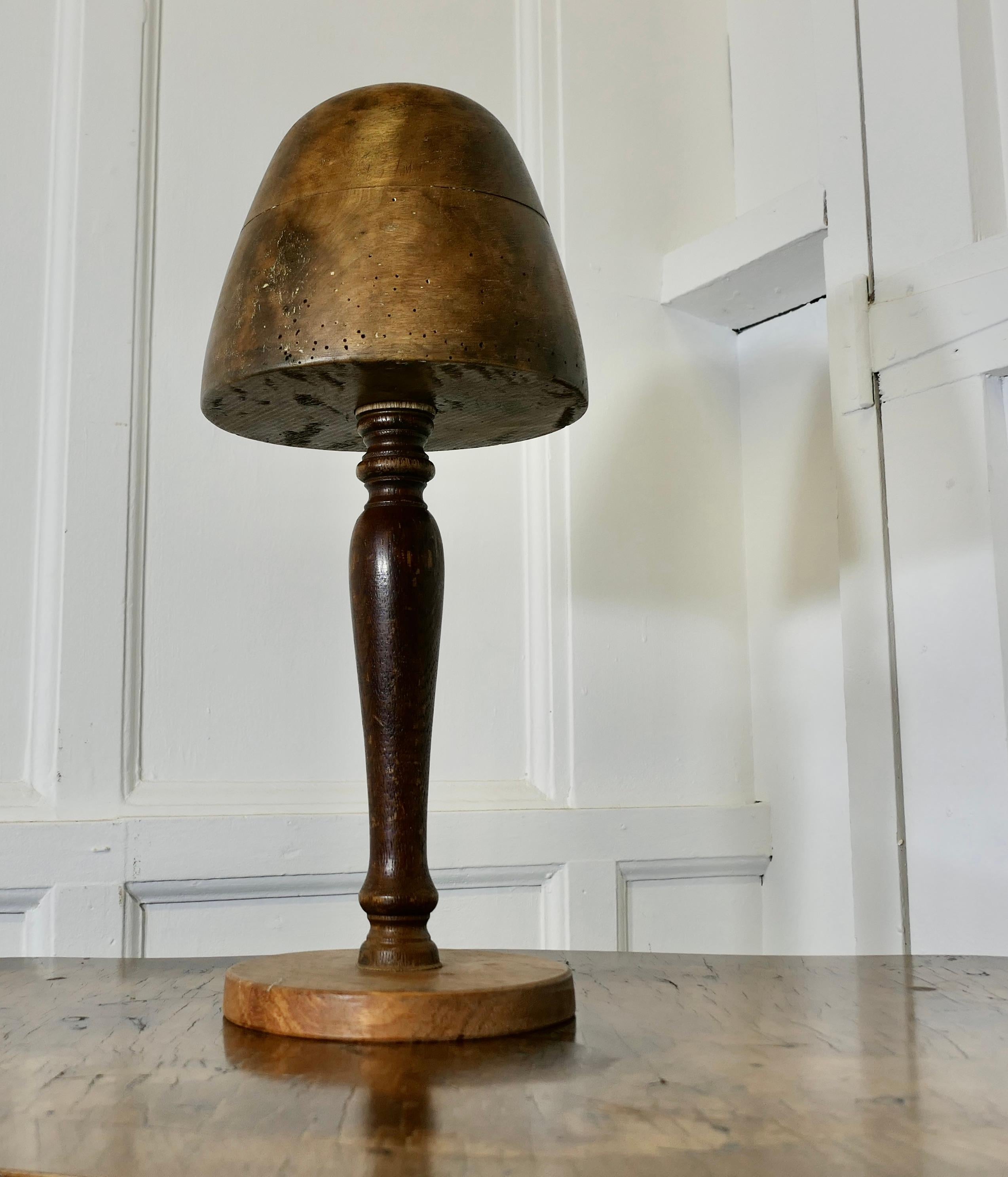 Modulo per modista in Oak e Noce per cappello a fascinatore piccolo

Questo è il blocco di un cappello di pizzo francese molto indossato nella regione di Bretton in Francia.  è una forma superbamente liscia e un pezzo molto attraente,  La forma del
