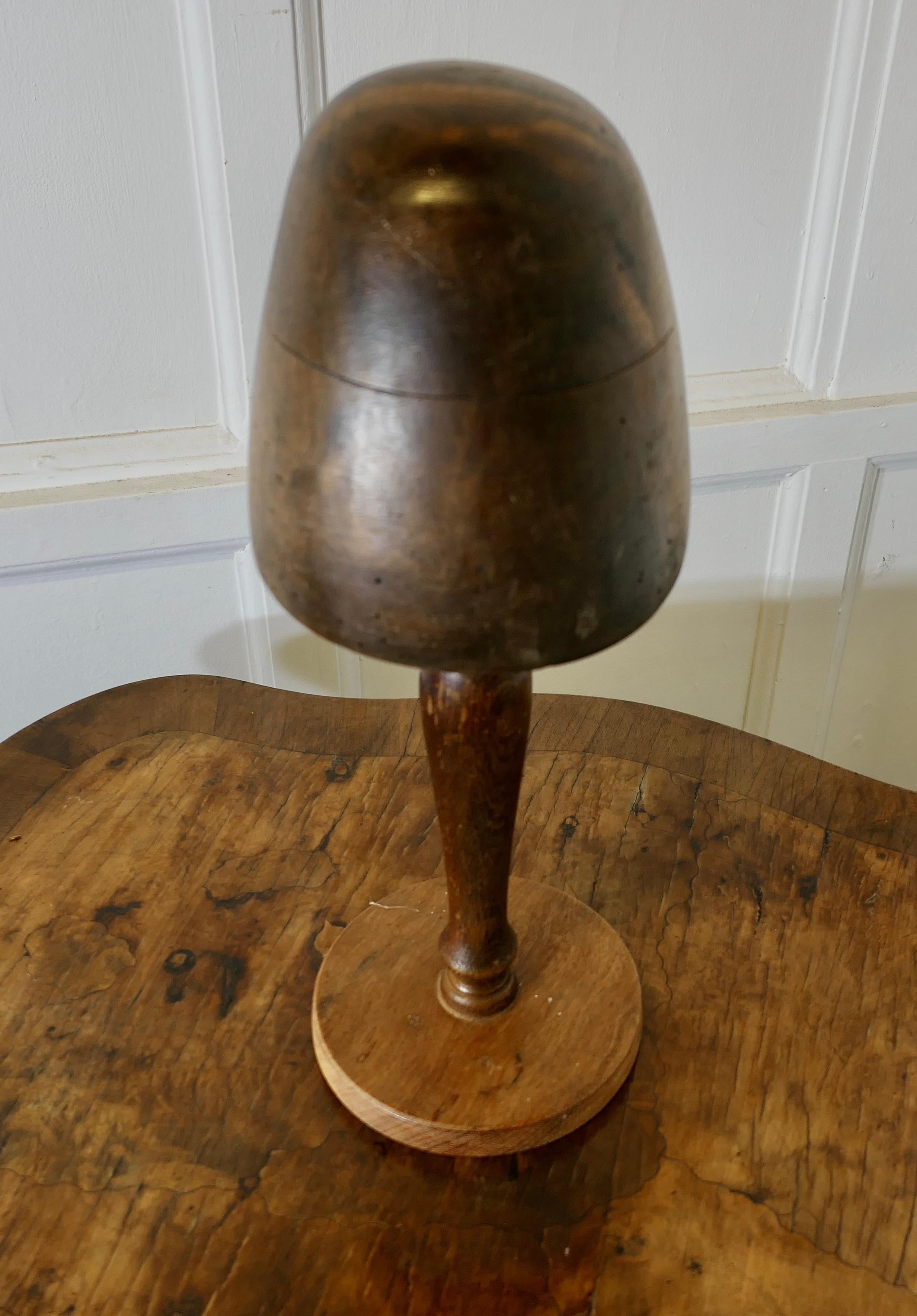 Arts and Crafts Modulo per modista in Oak e Noce per cappello a fascinatore piccolo in vendita
