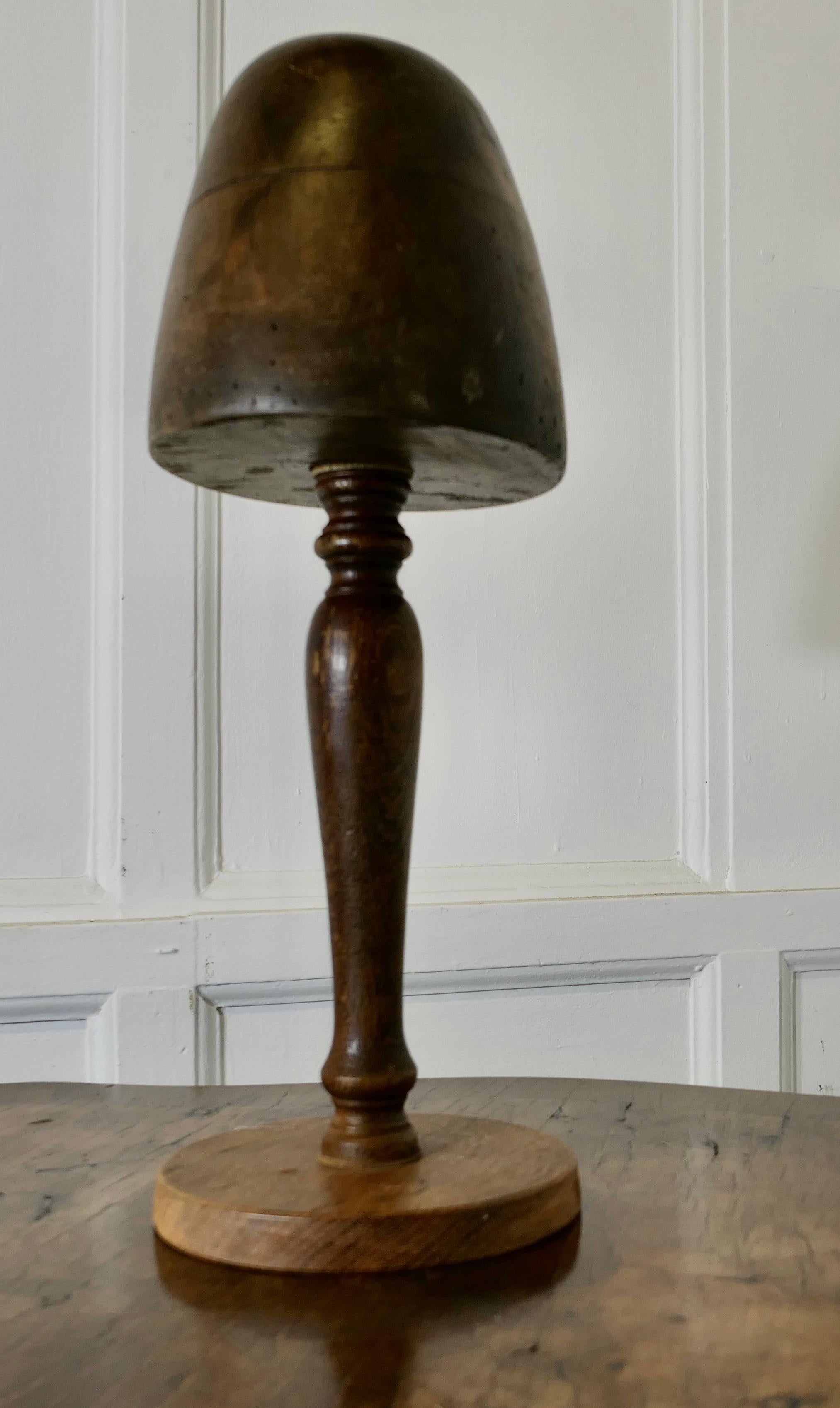 Modulo per modista in Oak e Noce per cappello a fascinatore piccolo In condizioni buone in vendita a Godshill, Isle of Wight