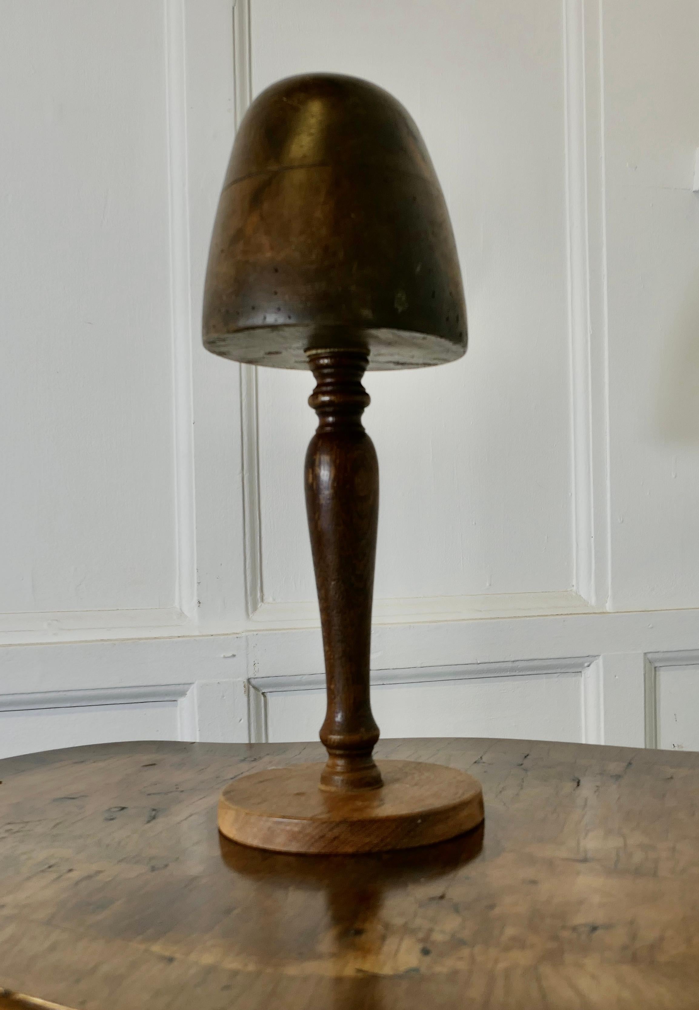 XIX secolo Modulo per modista in Oak e Noce per cappello a fascinatore piccolo in vendita