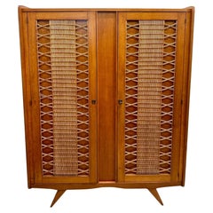 Armario con puertas enrejadas de mimbre y roble francés