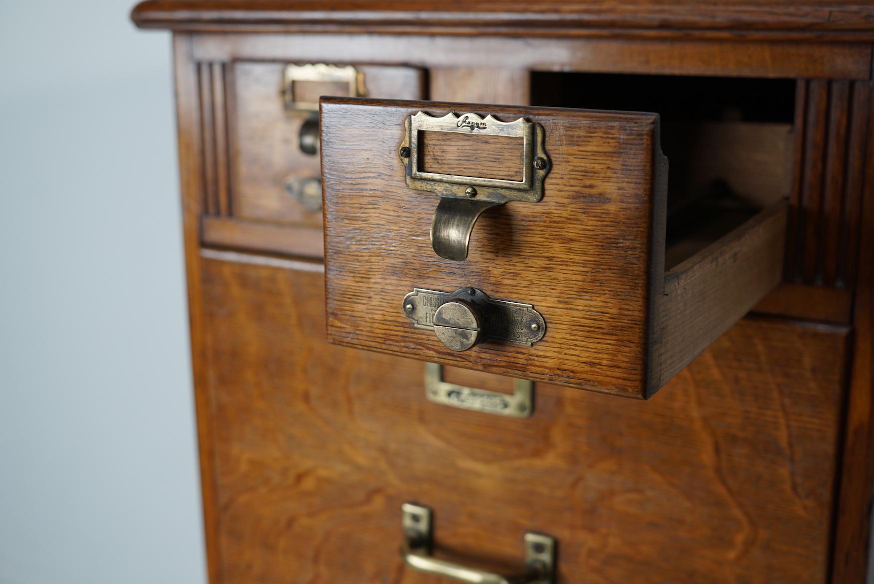 Apothekerschrank / Filzschrank aus französischer Eiche, 1920/30er Jahre im Zustand „Gut“ im Angebot in Nijmegen, NL