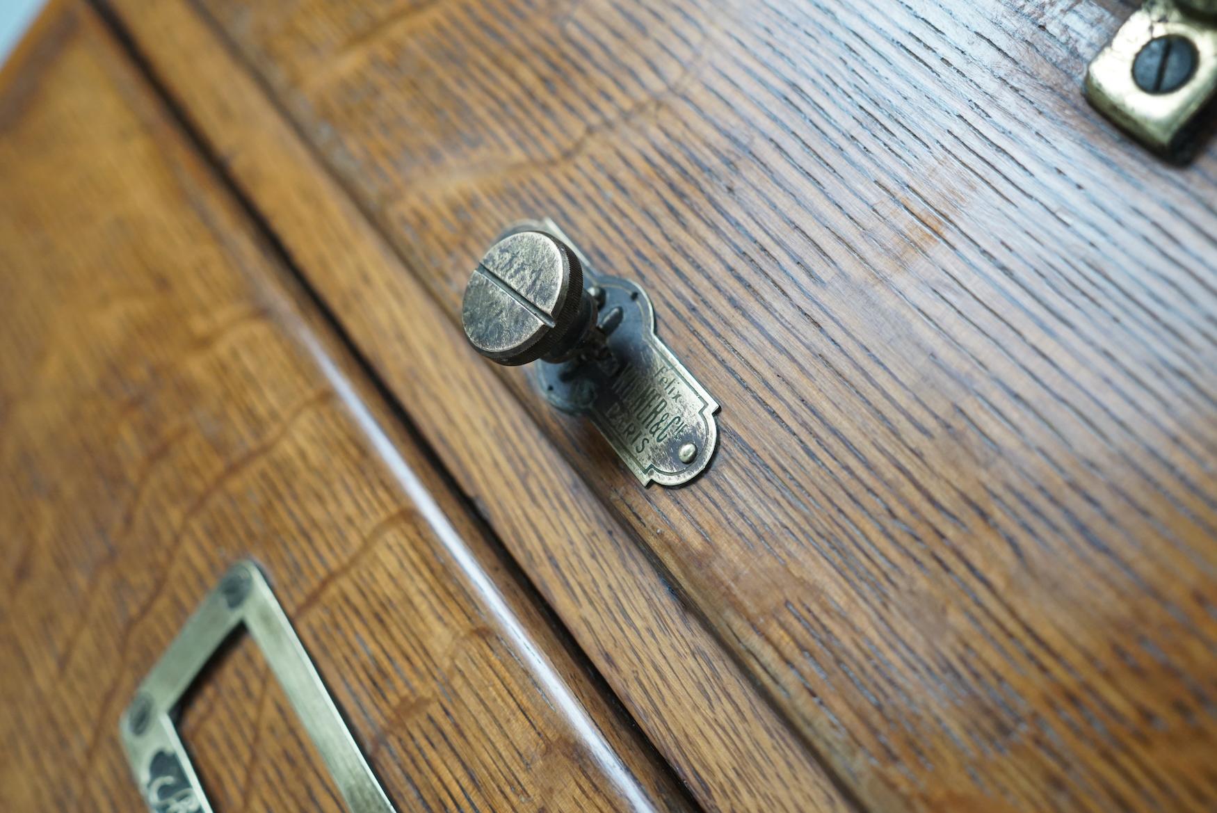 Apothekerschrank / Filzschrank aus französischer Eiche, 1920/30er Jahre (Mitte des 20. Jahrhunderts) im Angebot