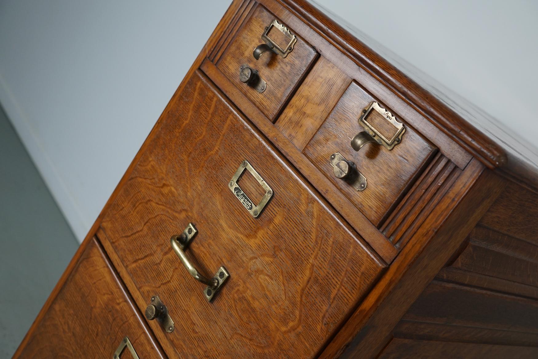 Apothekerschrank / Filzschrank aus französischer Eiche, 1920/30er Jahre (Eichenholz) im Angebot