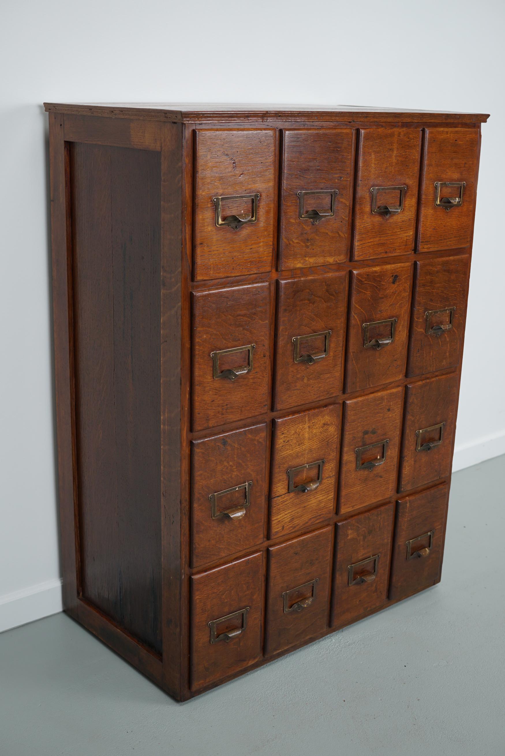 French Oak Apothecary Cabinet / Filing Cabinet, 1930s In Good Condition For Sale In Nijmegen, NL