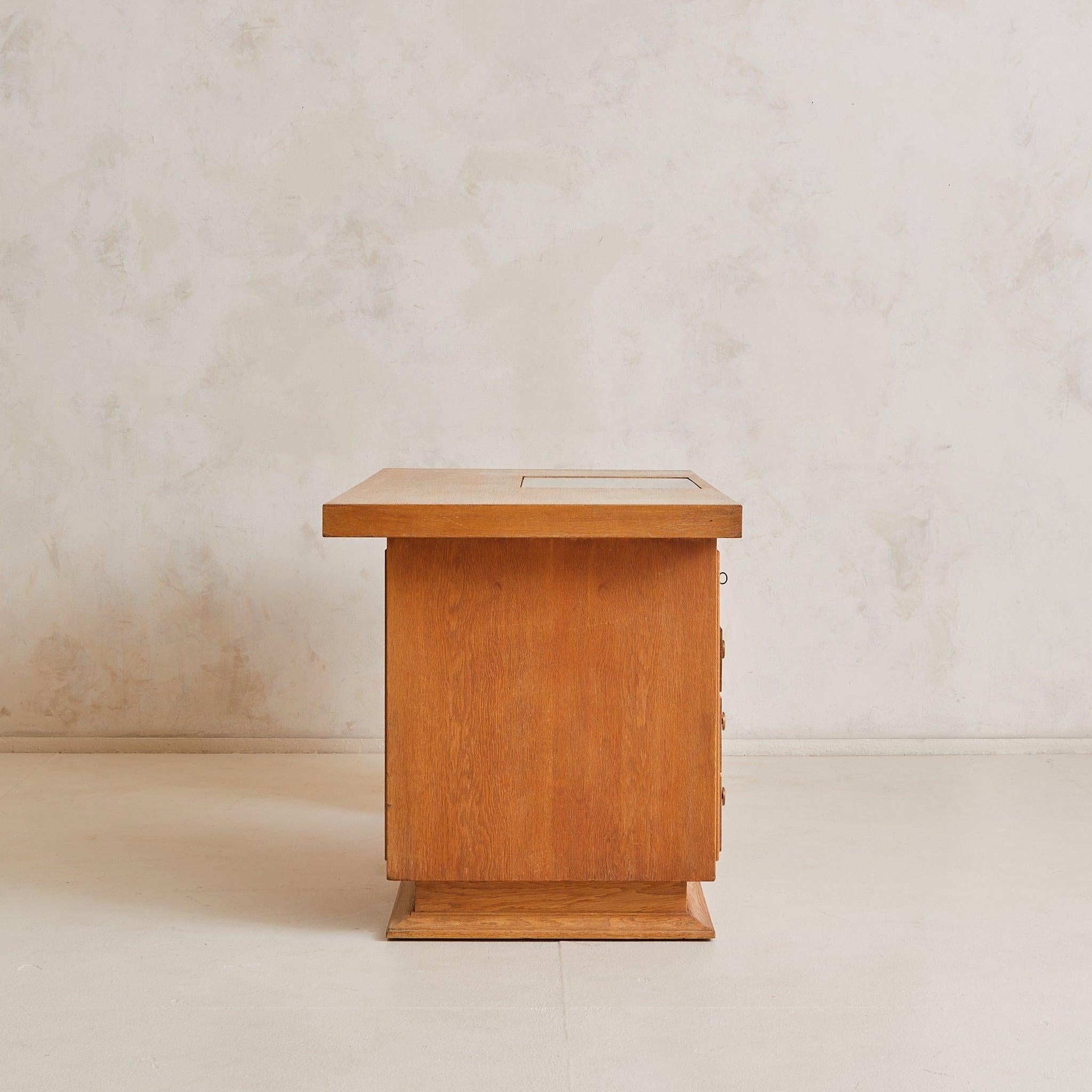 French Oak Architect’s Desk with Inset Glass Top, 1950s Bon état - En vente à Chicago, IL