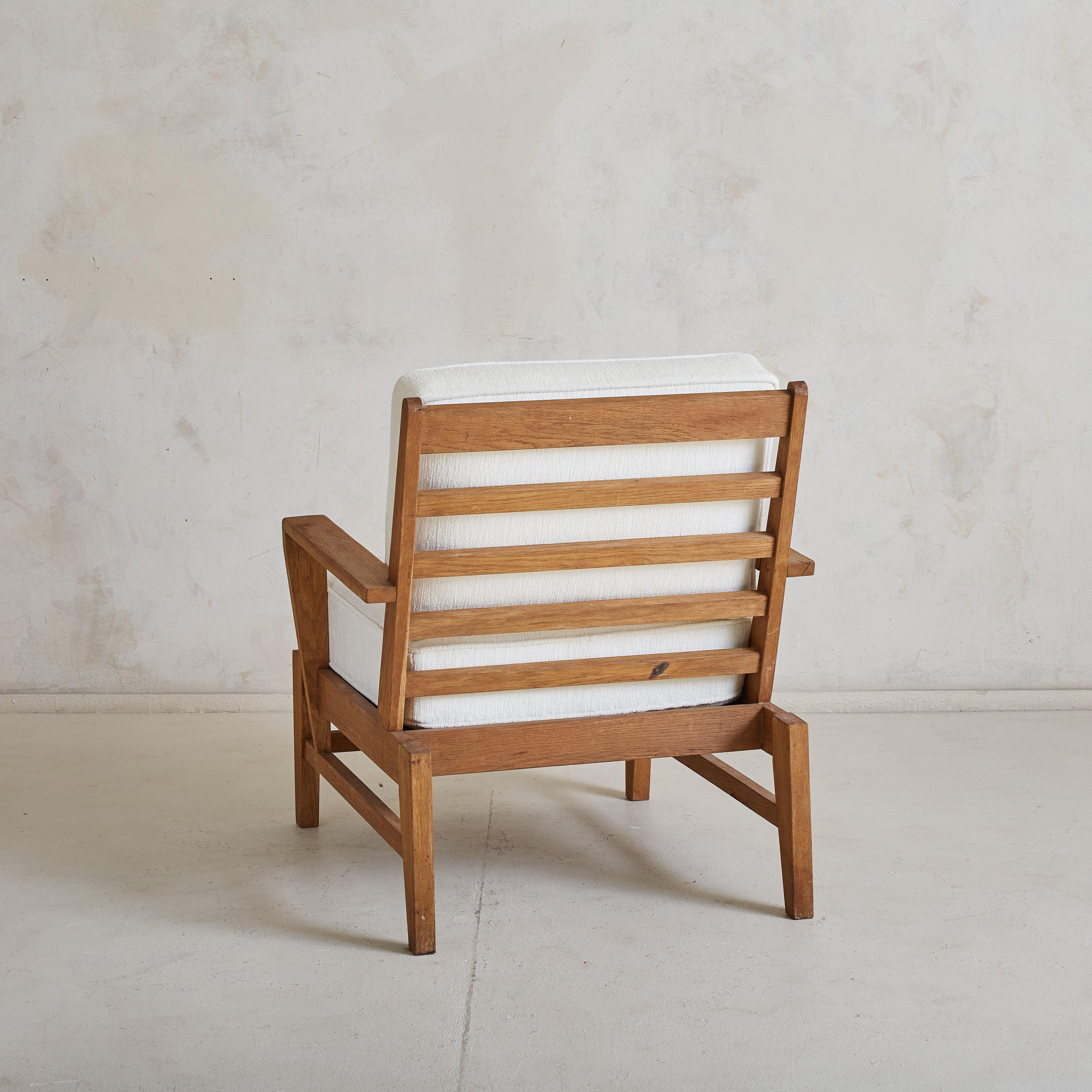 Französischer Sessel aus Eiche mit Alabaster-Chenille von René Gabriel für Lieuvin, 1946 (Moderne der Mitte des Jahrhunderts) im Angebot