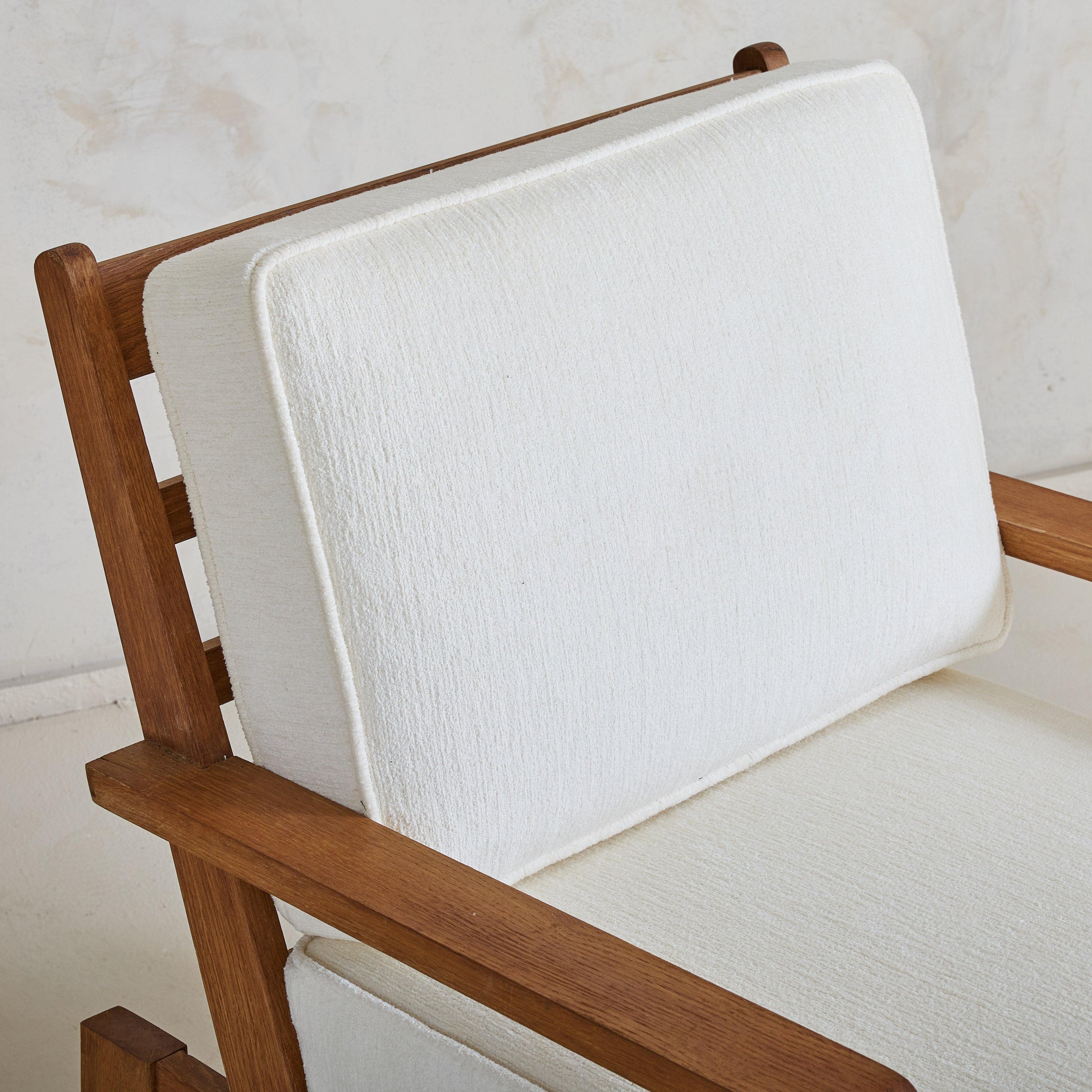 Französischer Sessel aus Eiche mit Alabaster-Chenille von René Gabriel für Lieuvin, 1946 im Angebot 1