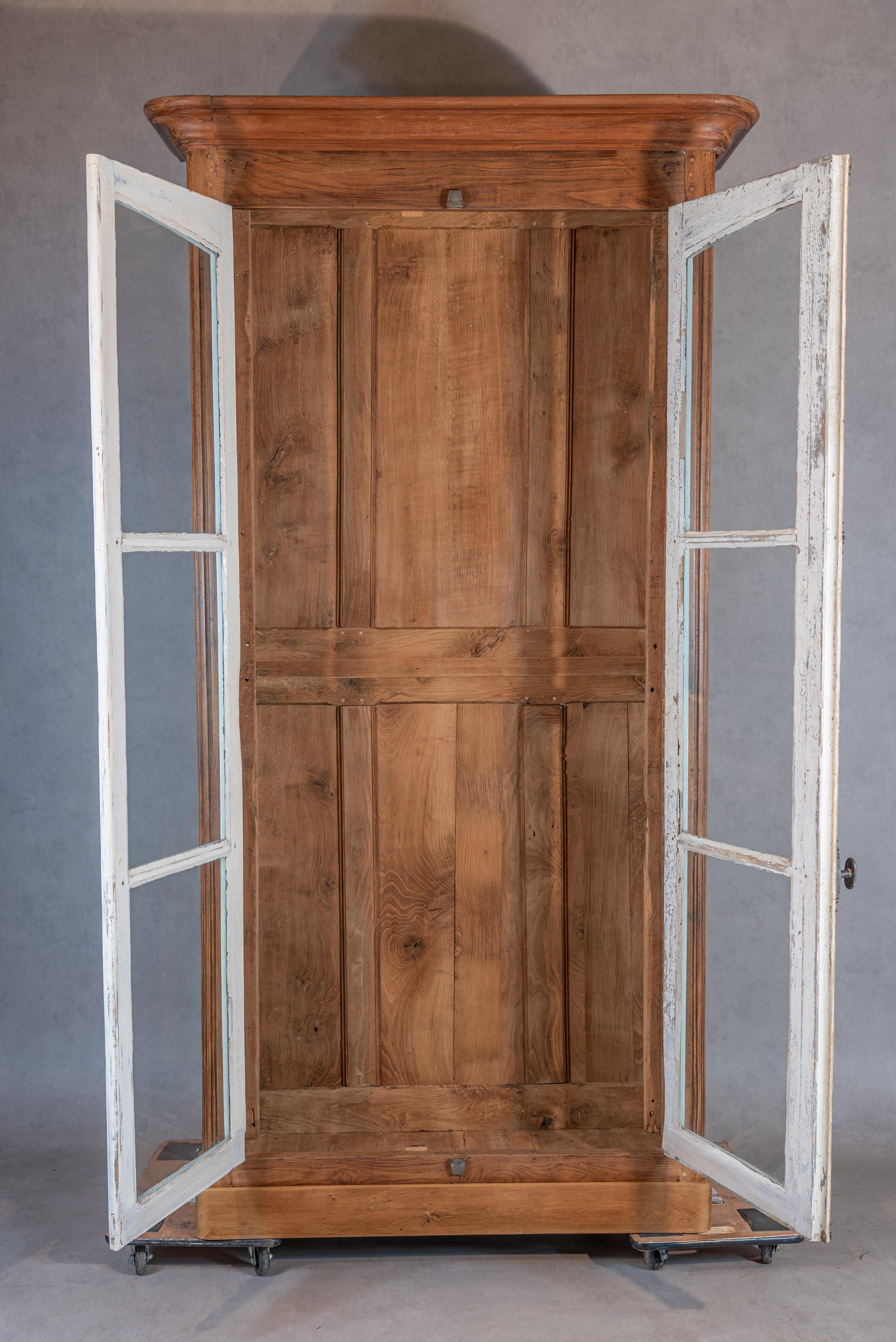 Französisch Eiche Armoire Vitrine im Zustand „Gut“ im Angebot in Austin, TX