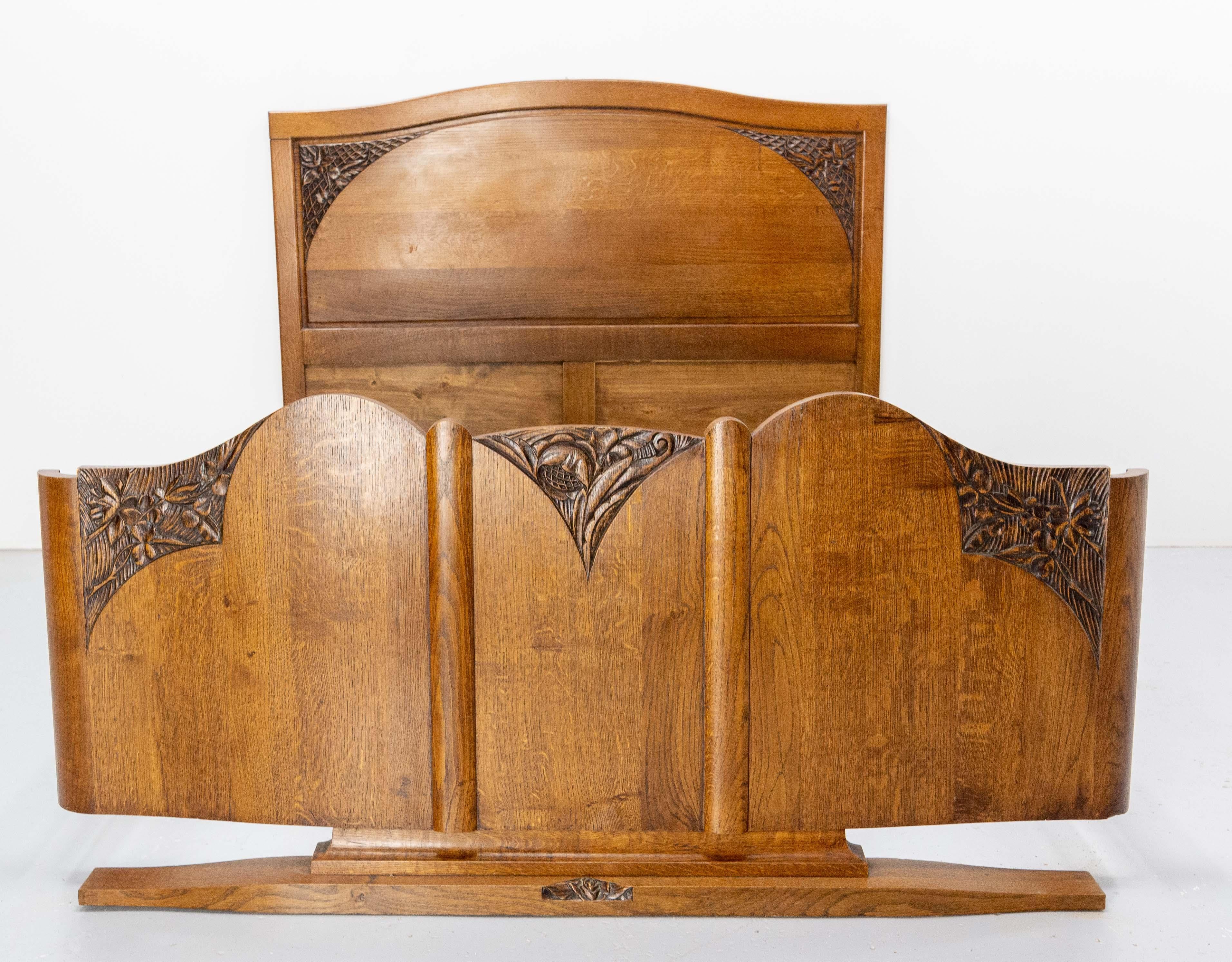 French oak beds in the Louis XV style : carved vegetable and decorations on the heads and the foots of the beds
Massive oak, made in the 20th mid-century and typical of its period with hand-carved flowers and curved lines.
This bed can receive a