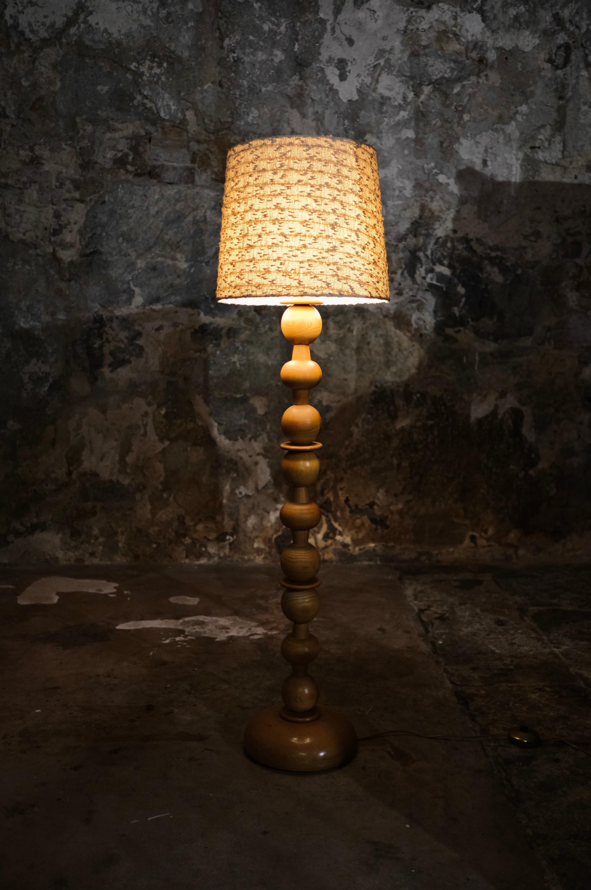 French oak bobbin floorlamp from the 1970s in vendita 5