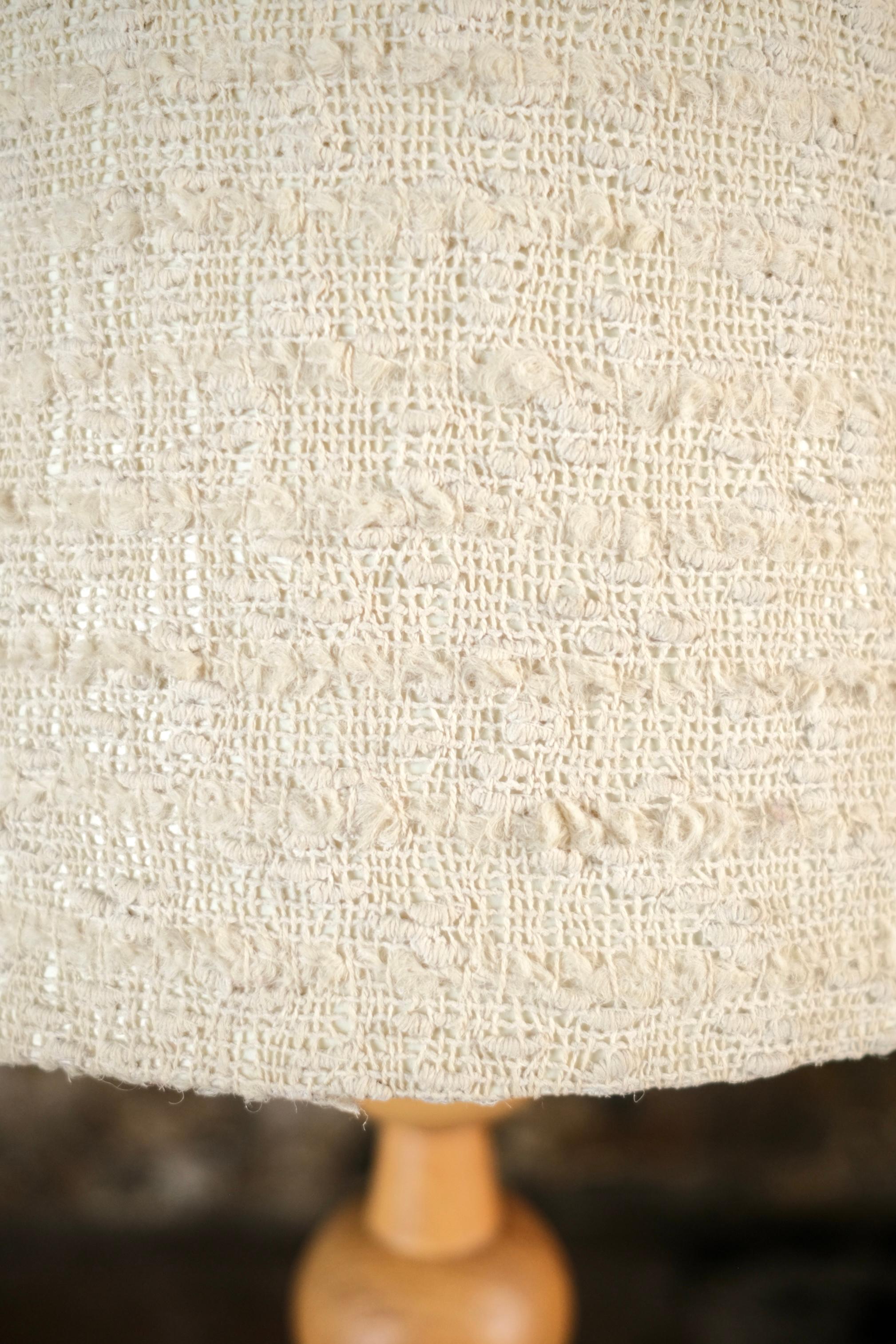 French oak bobbin floorlamp from the 1970s In condizioni buone in vendita a Lyon, FR