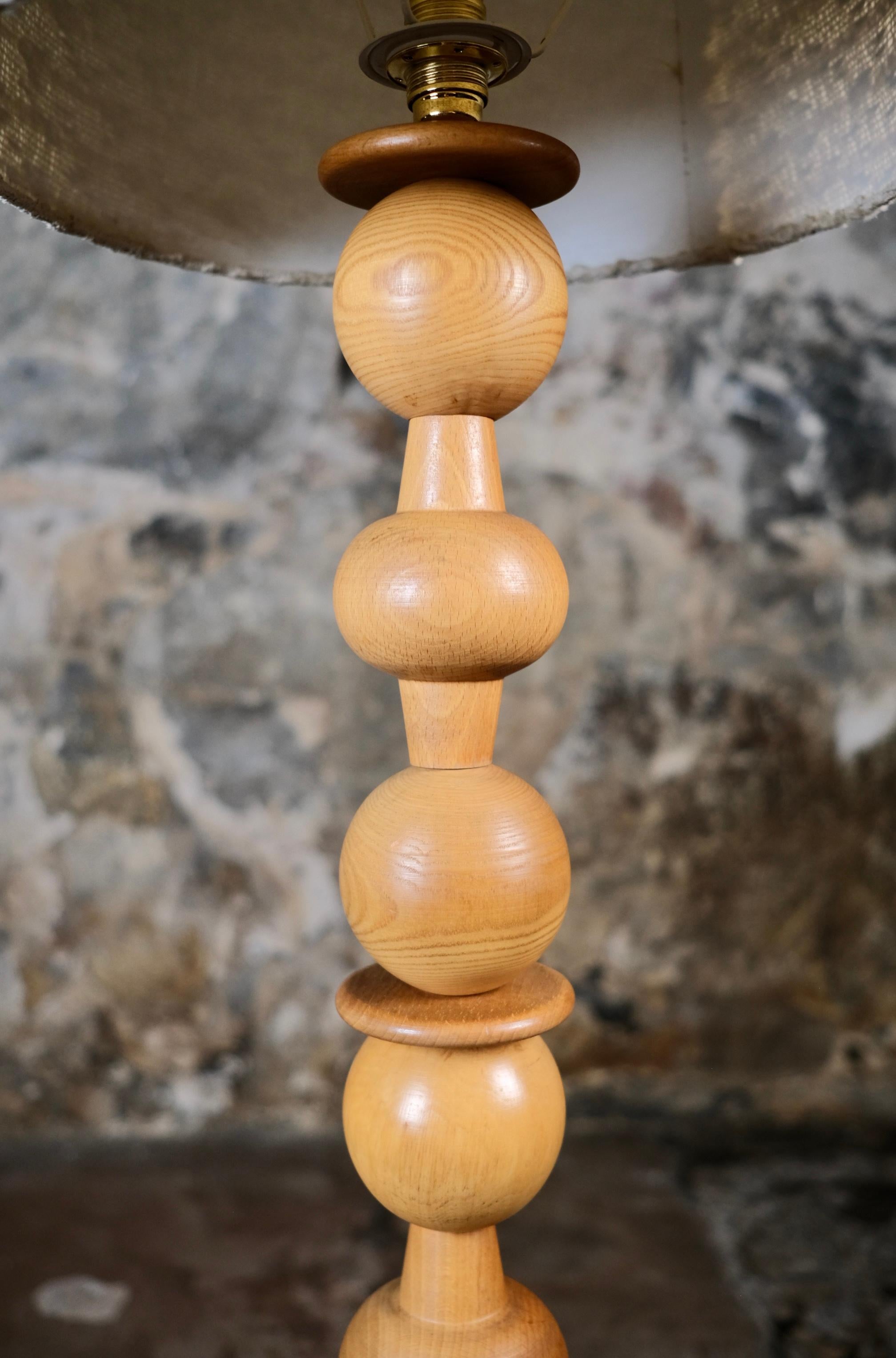 Fine XX secolo French oak bobbin floorlamp from the 1970s in vendita