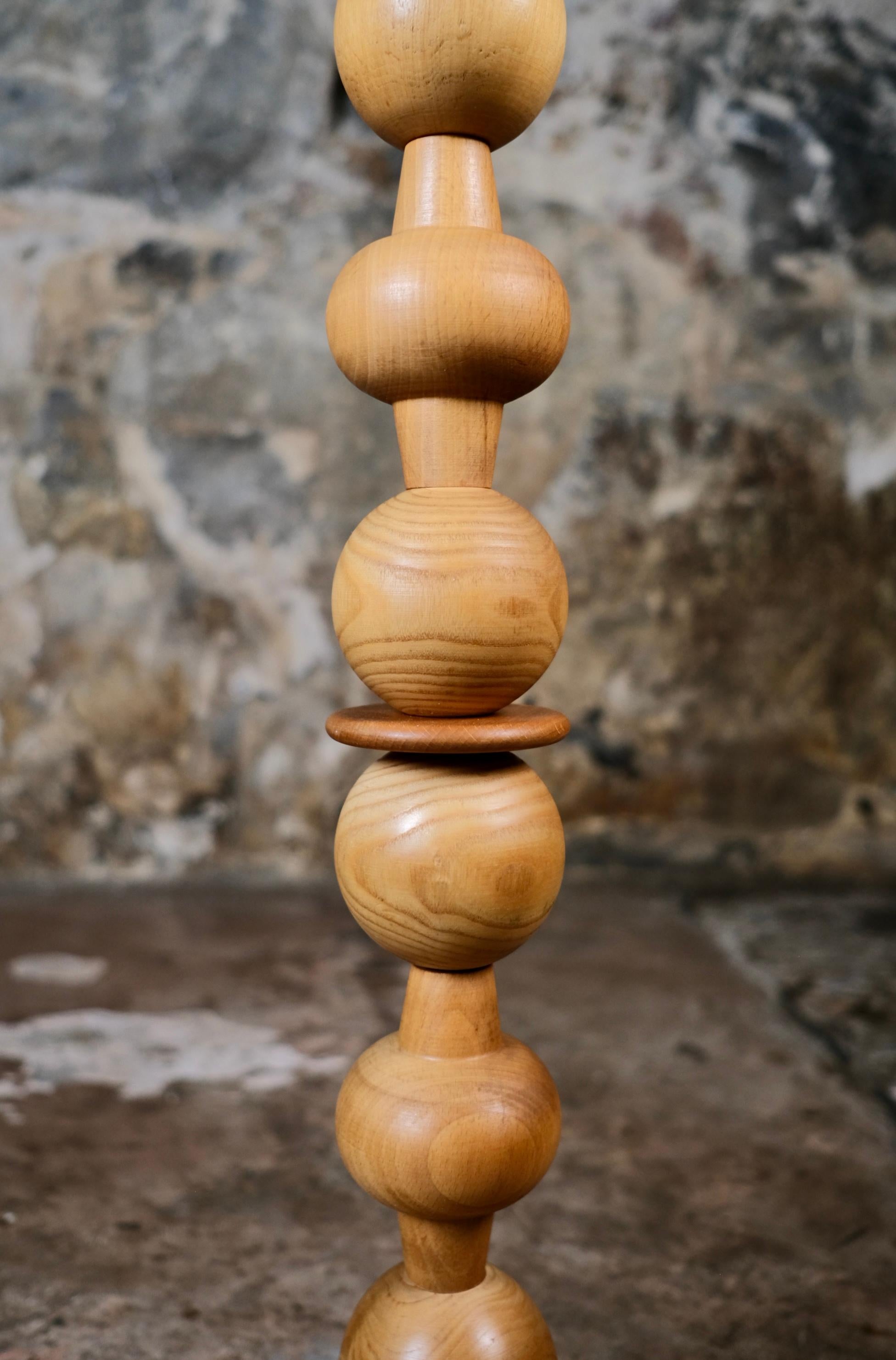 Ottone French oak bobbin floorlamp from the 1970s in vendita