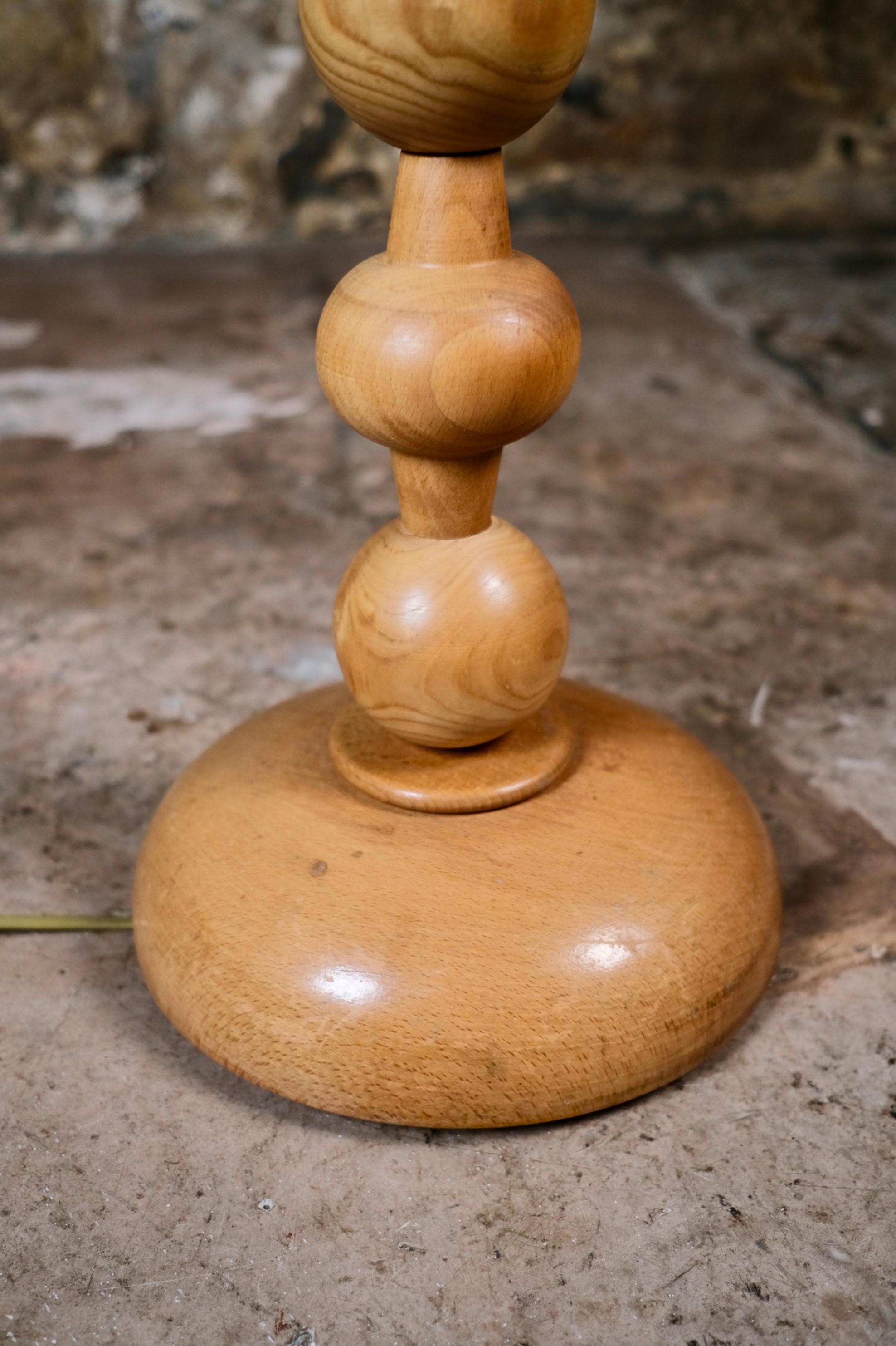 French oak bobbin floorlamp from the 1970s in vendita 1