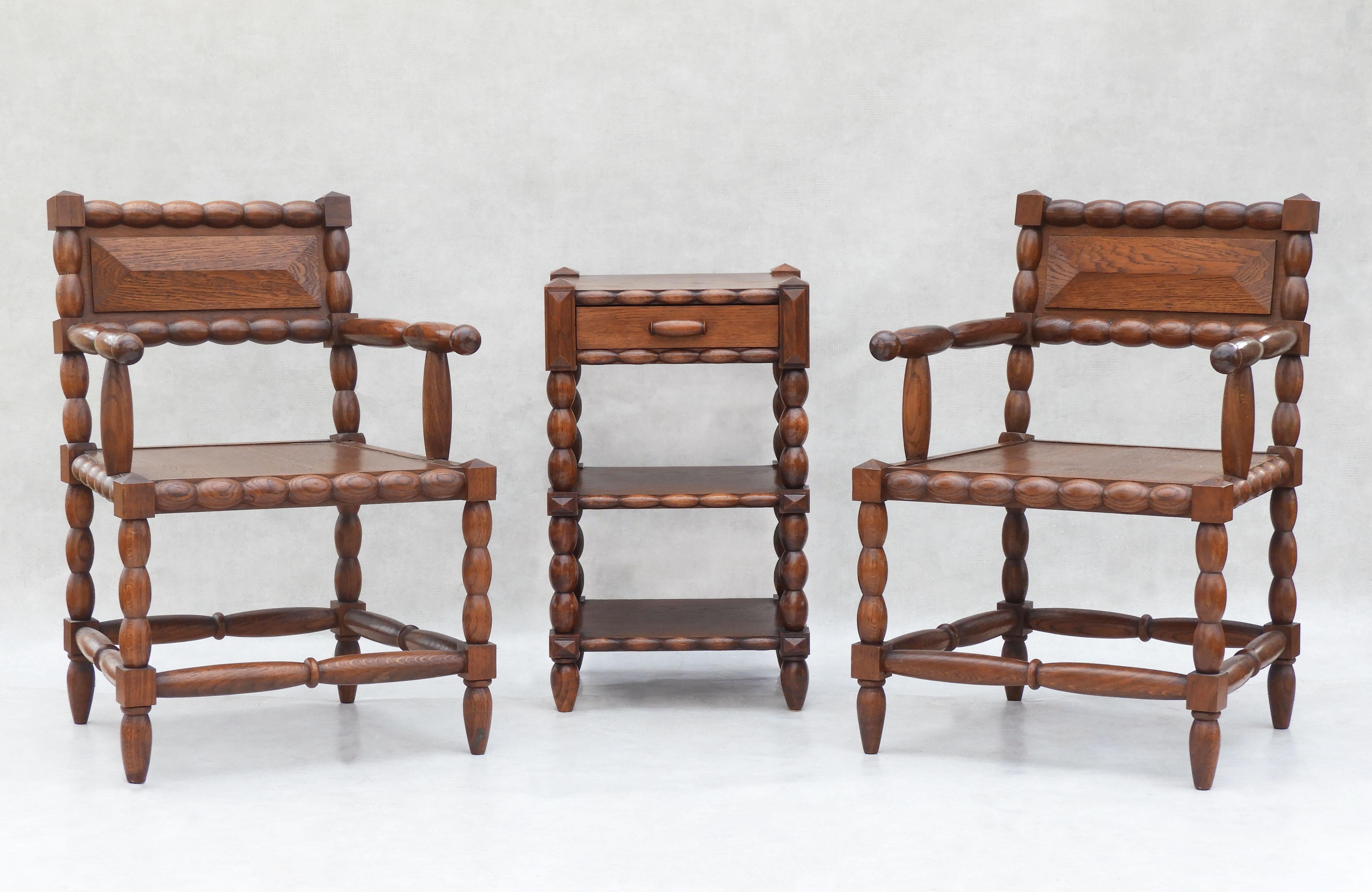 French Oak Bobbin Wood Dreistöckiger Seitenschrank mit einer Schublade im Angebot 3
