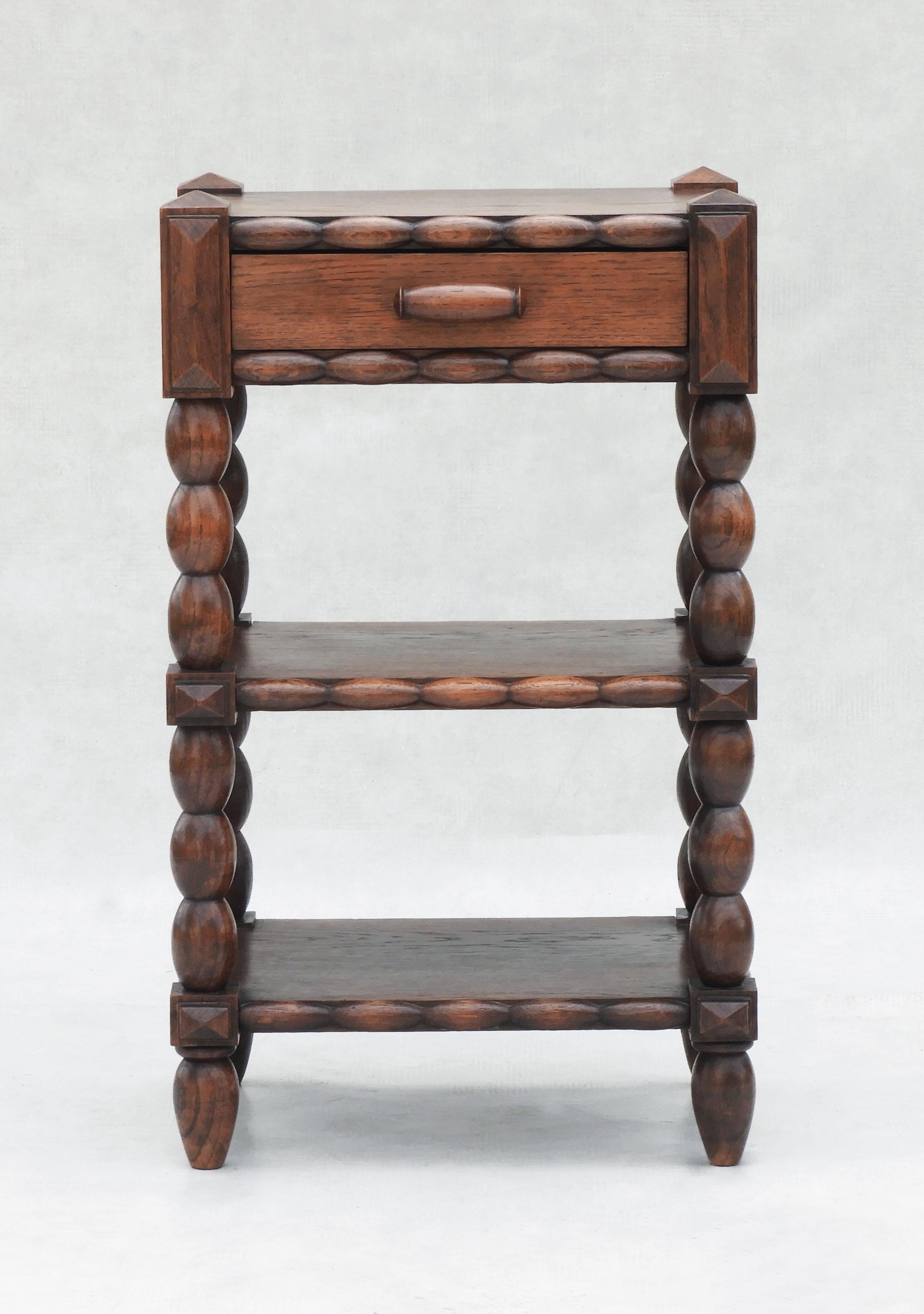 French Oak Bobbin Wood Dreistöckiger Seitenschrank mit einer Schublade (Französisch) im Angebot