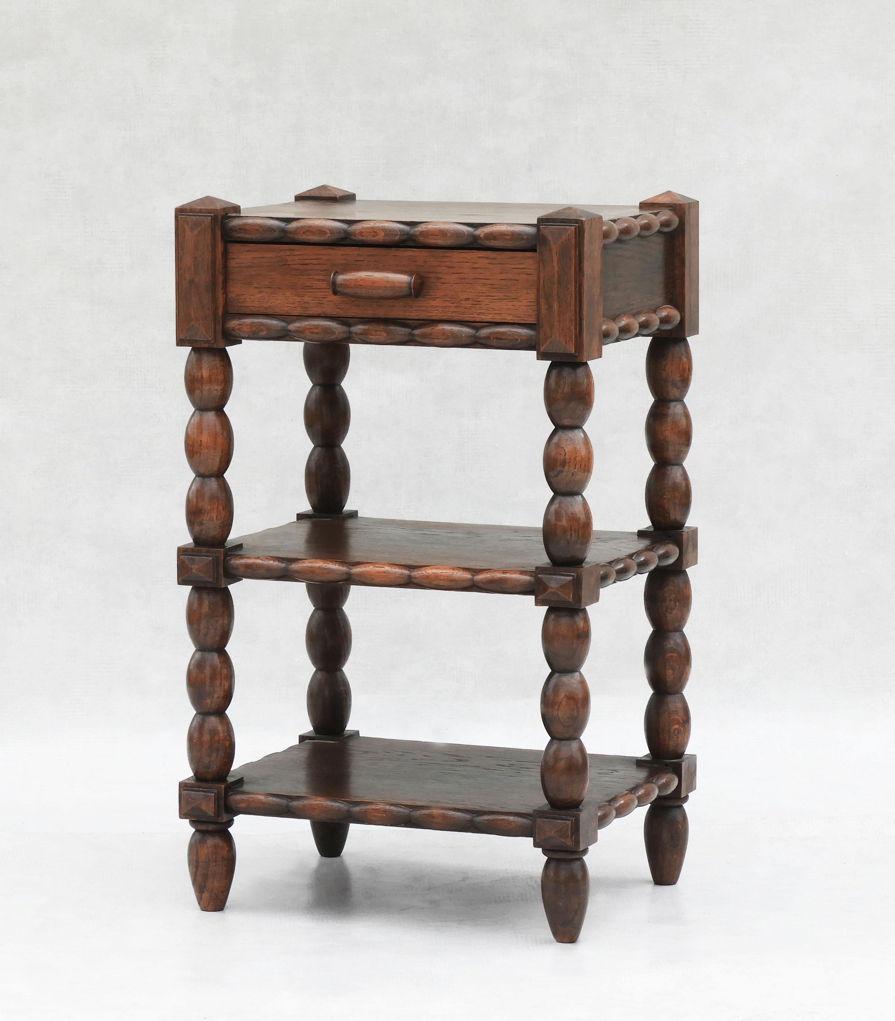 French Oak Bobbin Wood Dreistöckiger Seitenschrank mit einer Schublade (Geschnitzt) im Angebot