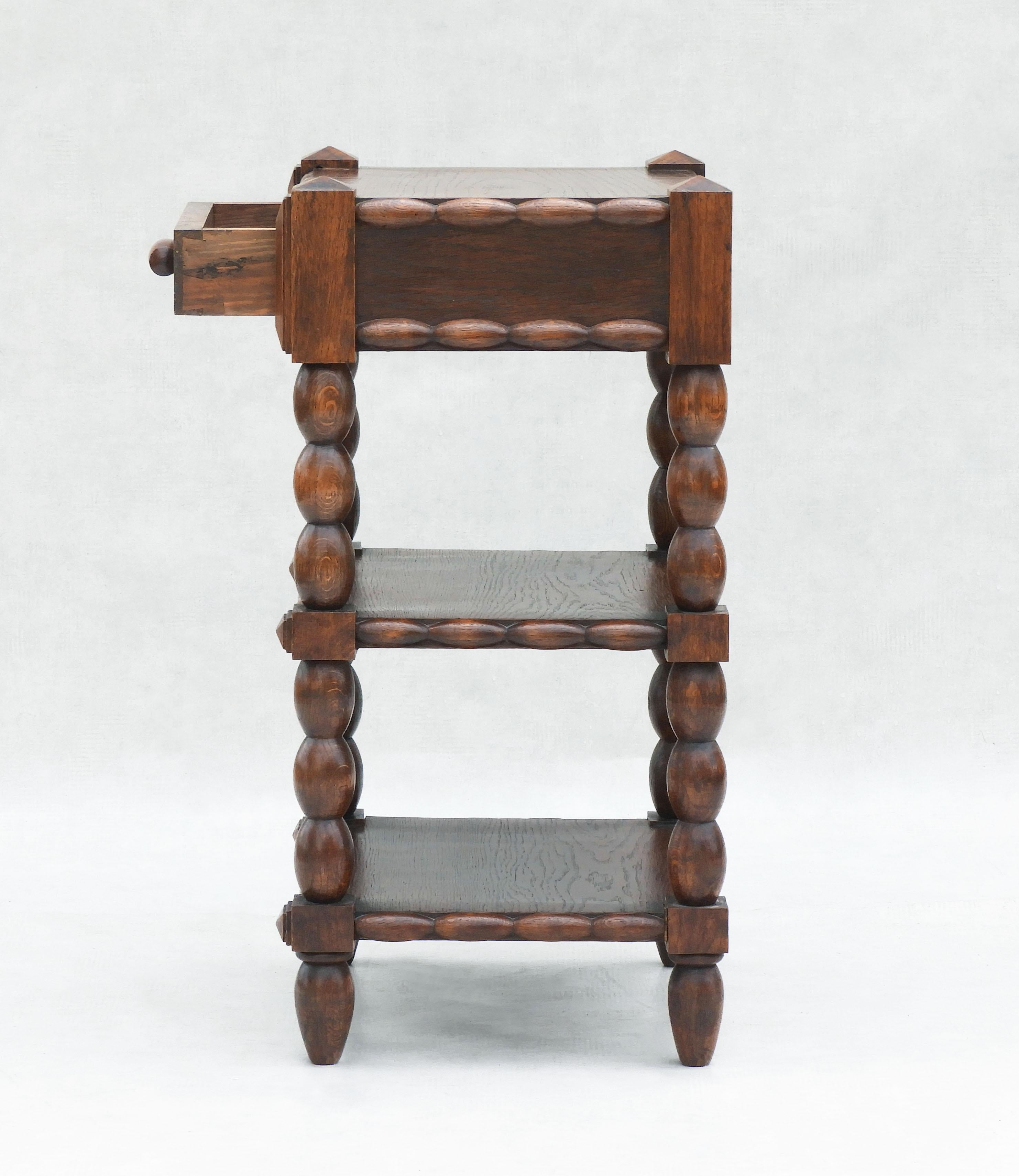 French Oak Bobbin Wood Dreistöckiger Seitenschrank mit einer Schublade im Zustand „Gut“ im Angebot in Trensacq, FR