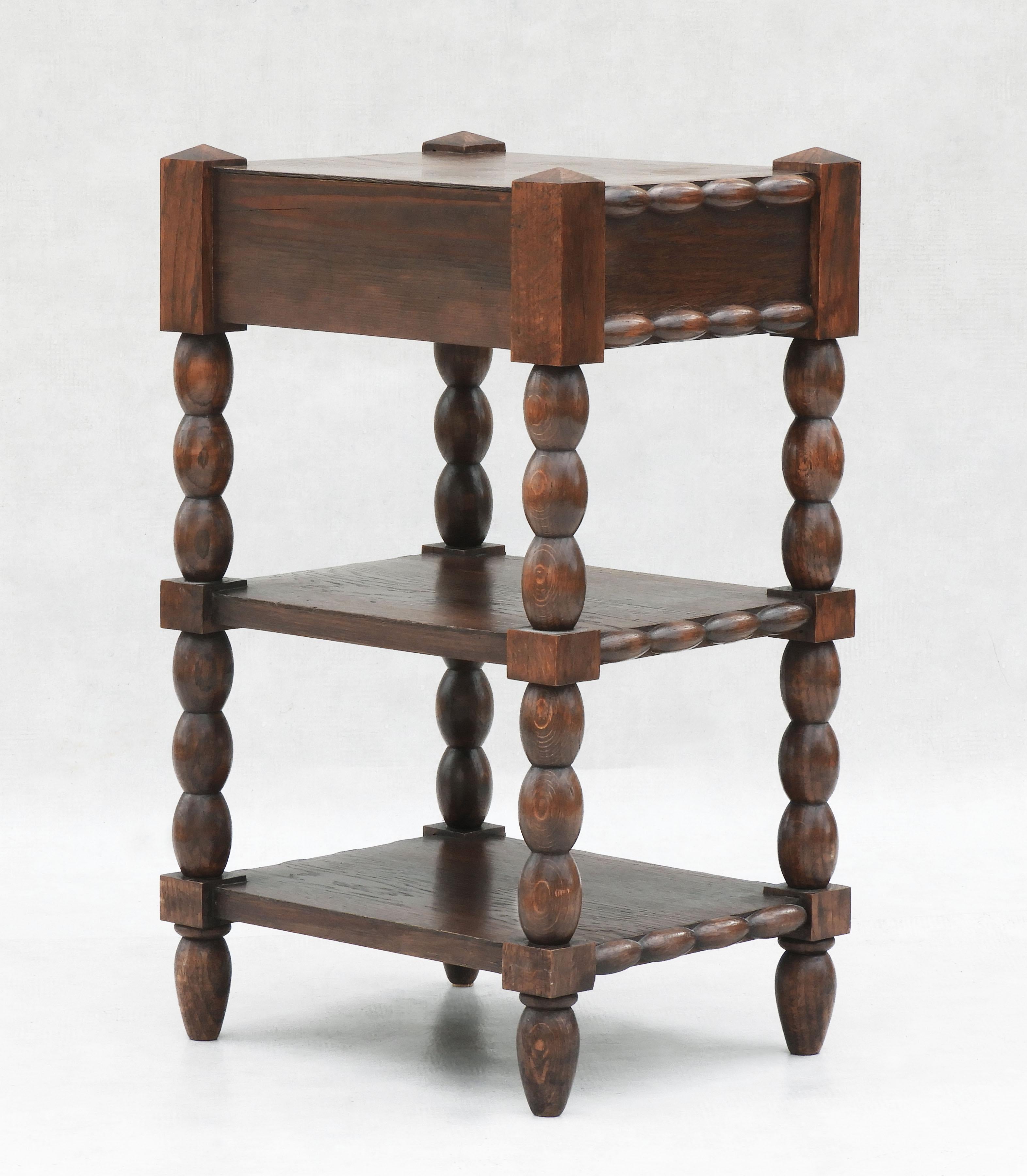 French Oak Bobbin Wood Dreistöckiger Seitenschrank mit einer Schublade (Mitte des 20. Jahrhunderts) im Angebot