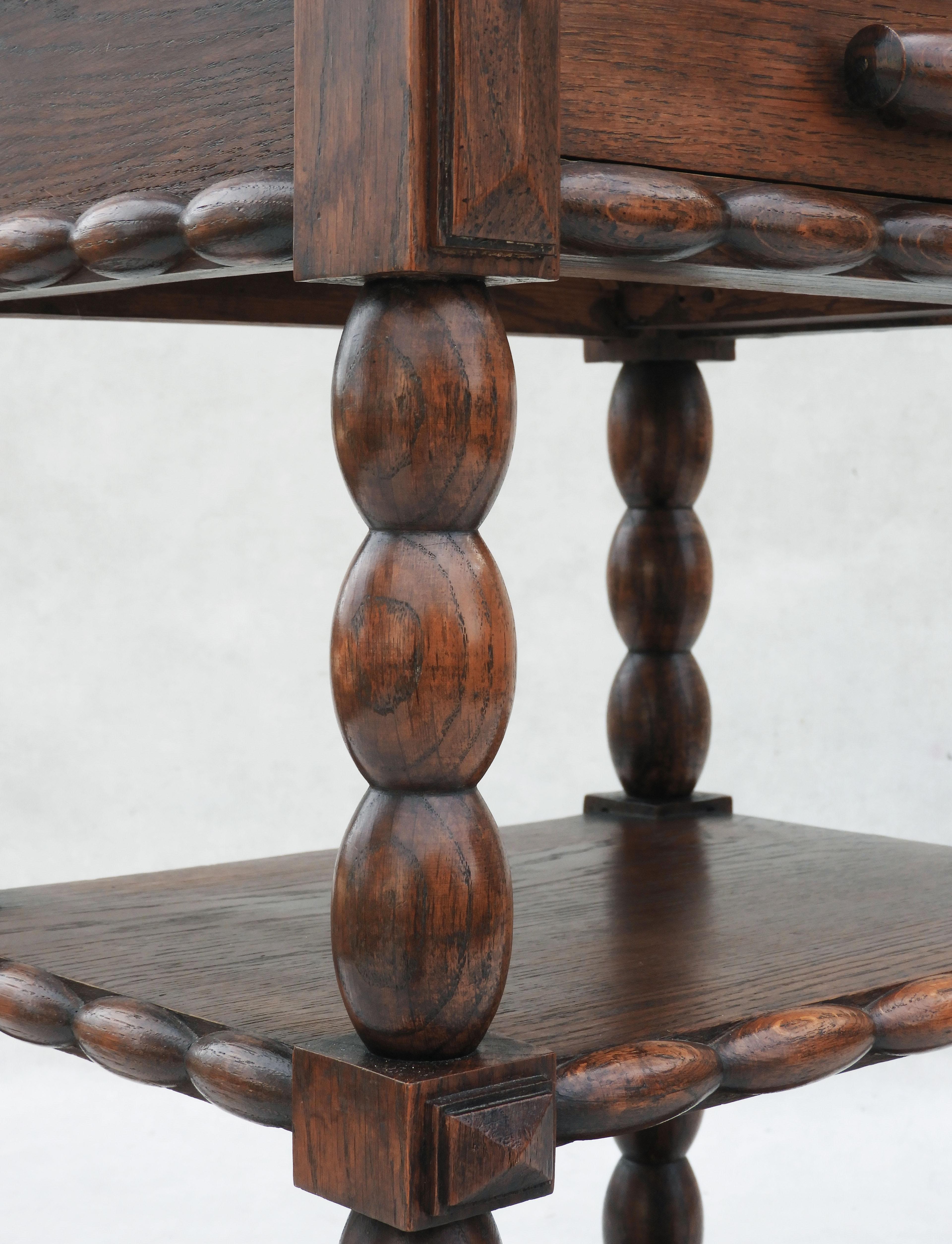 French Oak Bobbin Wood Dreistöckiger Seitenschrank mit einer Schublade (Eichenholz) im Angebot
