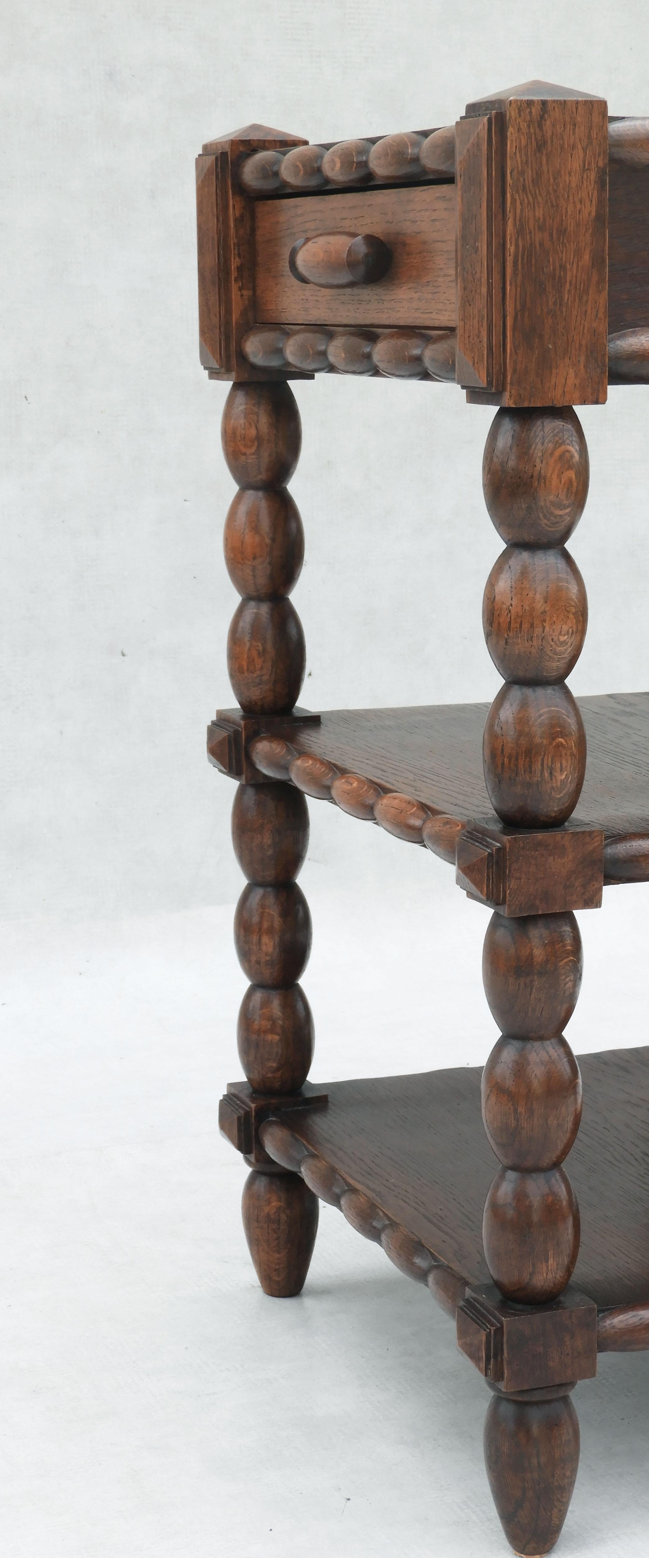 French Oak Bobbin Wood Dreistöckiger Seitenschrank mit einer Schublade im Angebot 1