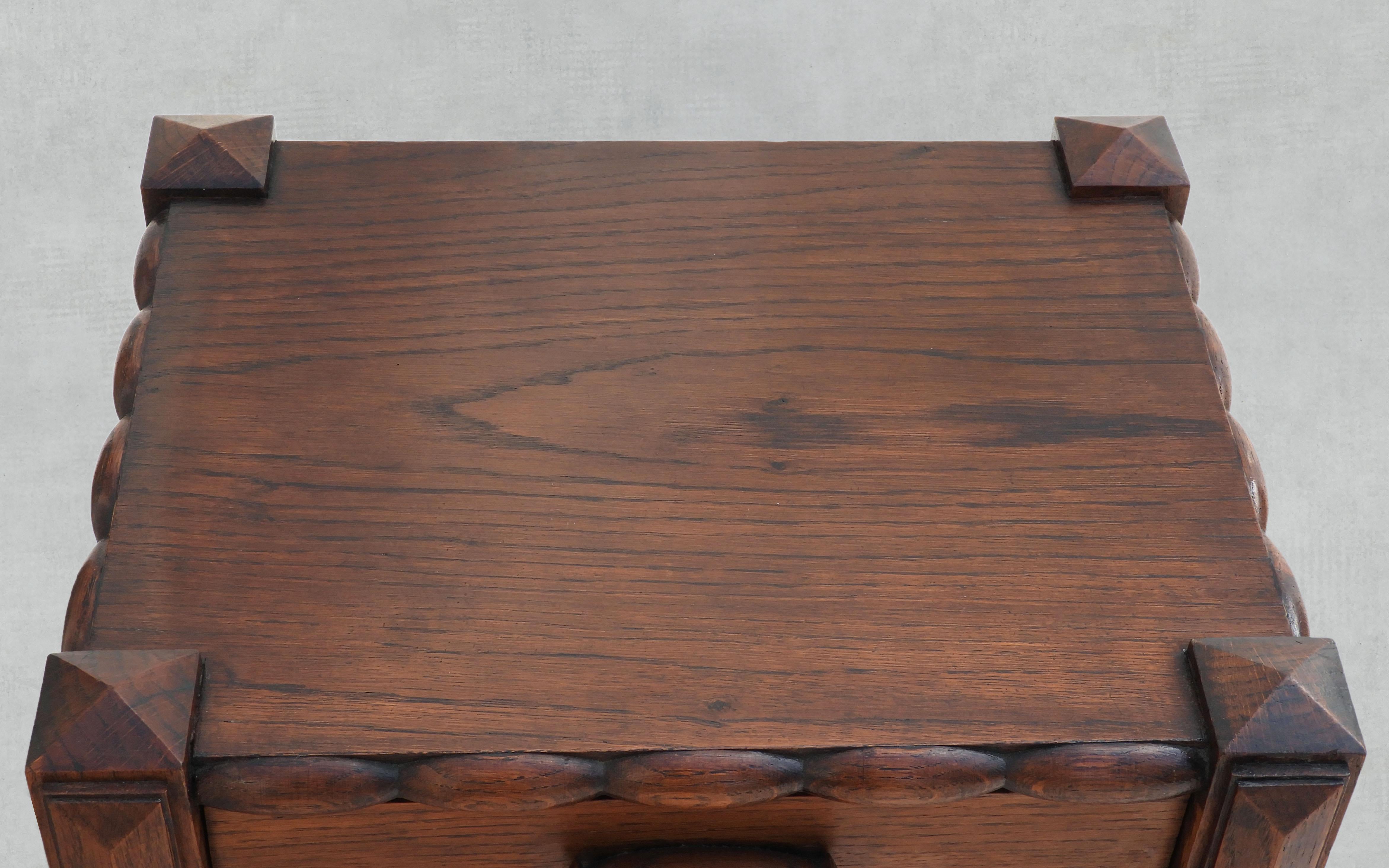 French Oak Bobbin Wood Dreistöckiger Seitenschrank mit einer Schublade im Angebot 2