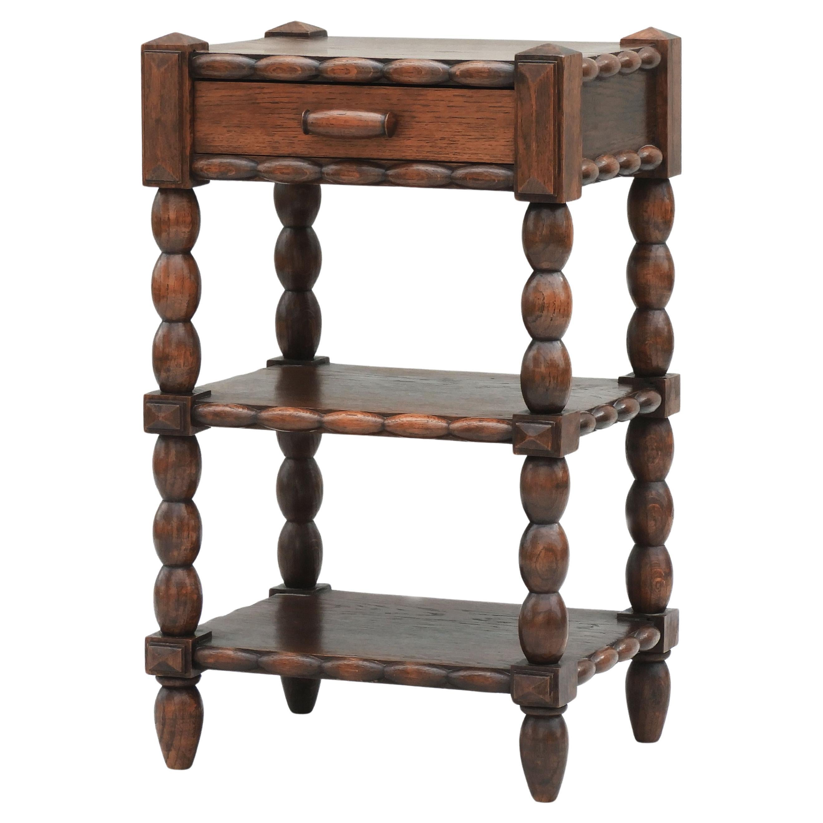 French Oak Bobbin Wood Dreistöckiger Seitenschrank mit einer Schublade im Angebot