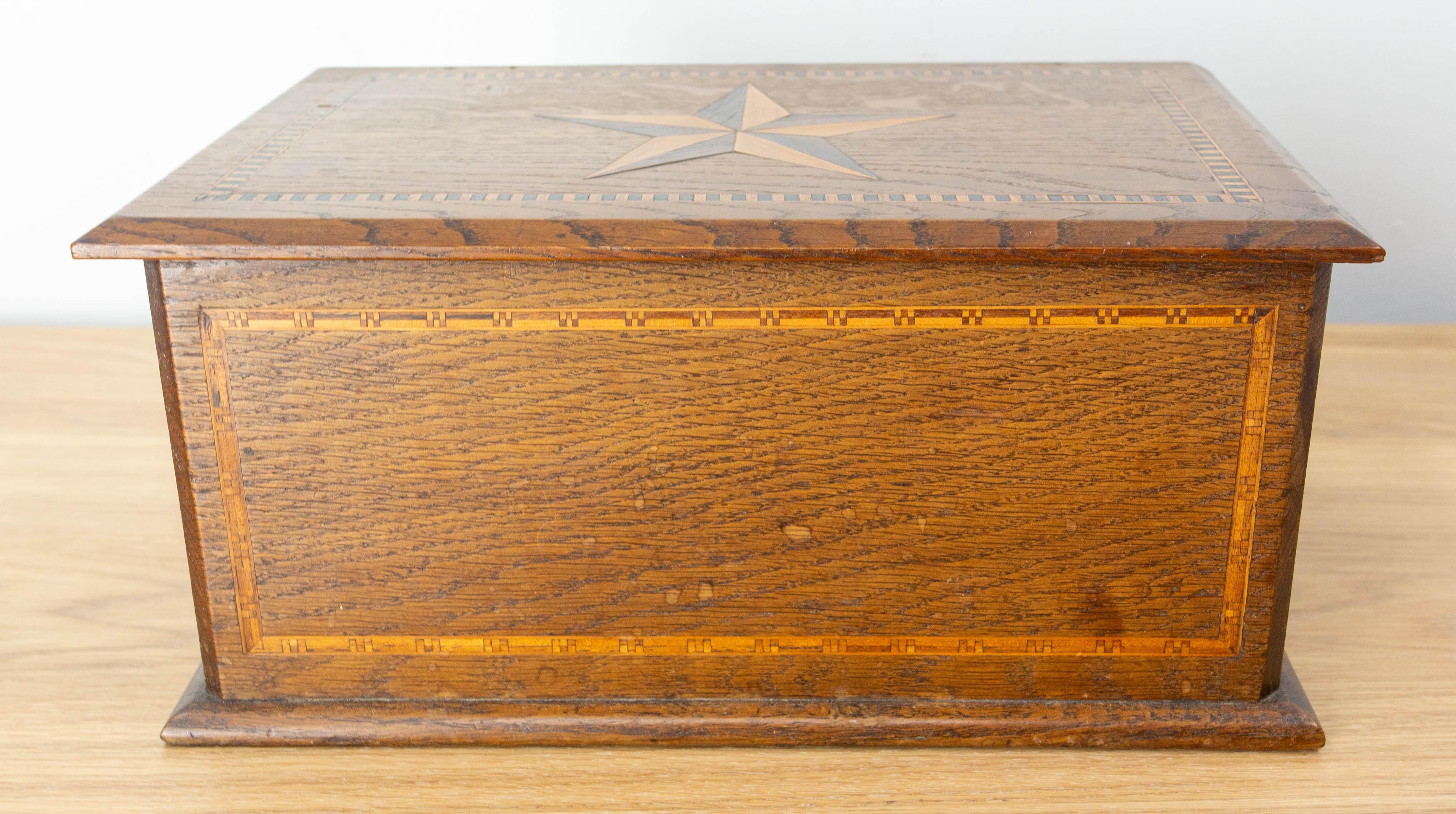 French Oak Box Marquetry Star, circa 1920 In Good Condition For Sale In Labrit, Landes