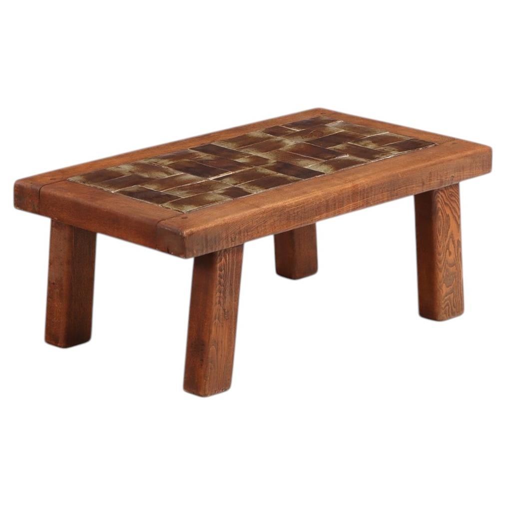 Table basse de style brutaliste à plateau en carreaux de chêne français, vers 1965. en vente