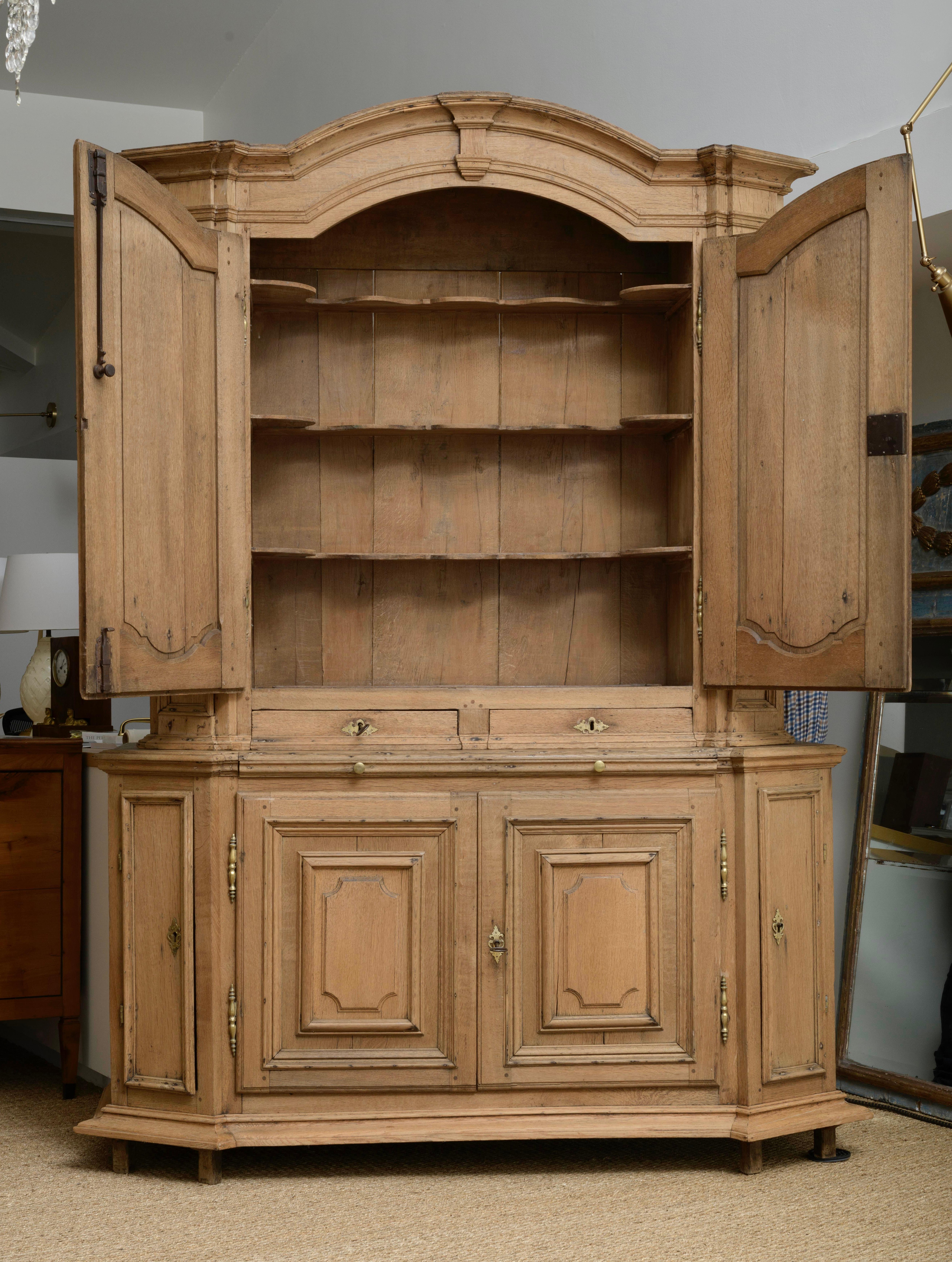 Sbiancato Buffet de deux Corps in Oak francese, metà del XIX secolo. in vendita