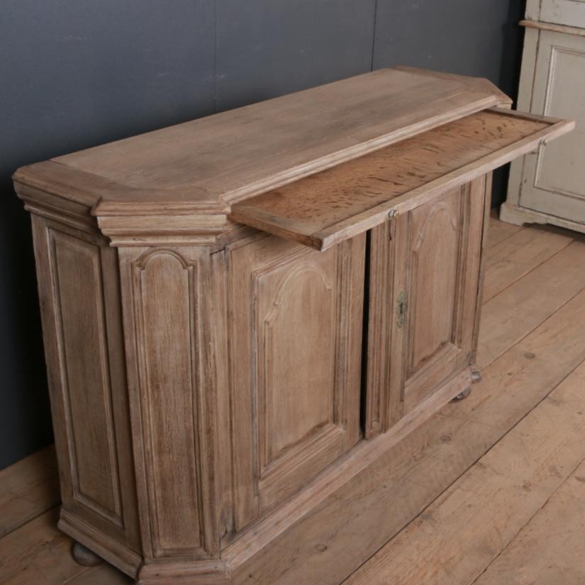 French Oak Buffet In Good Condition In Leamington Spa, Warwickshire