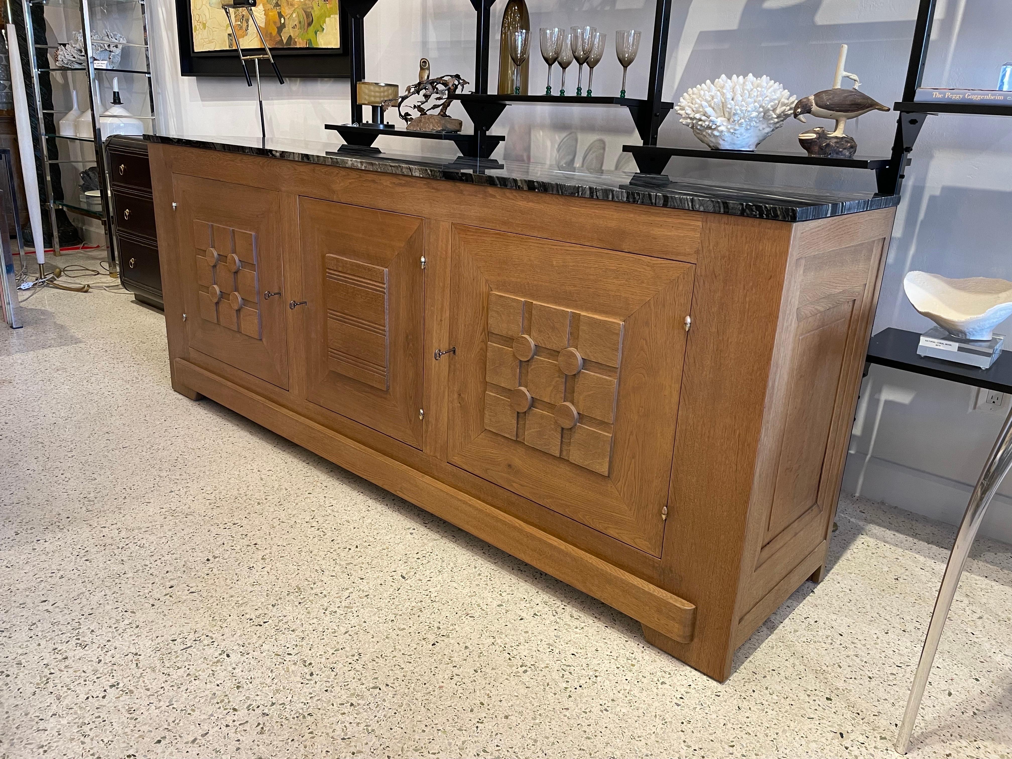 Buffet aus Eichenholz mit geometrischen Details und Marmorplatte im Angebot 6