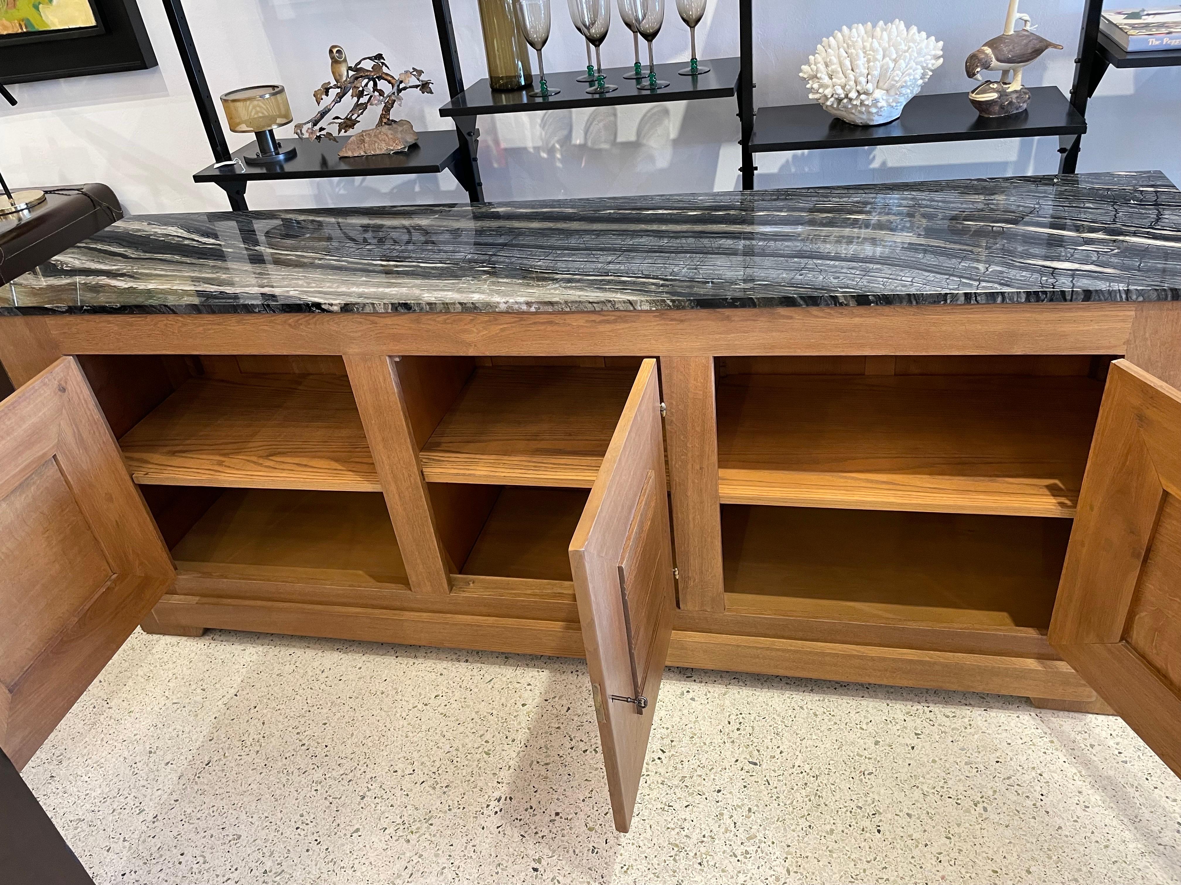 Francese Buffet in Oak francese con dettagli geometrici e piano in marmo in vendita