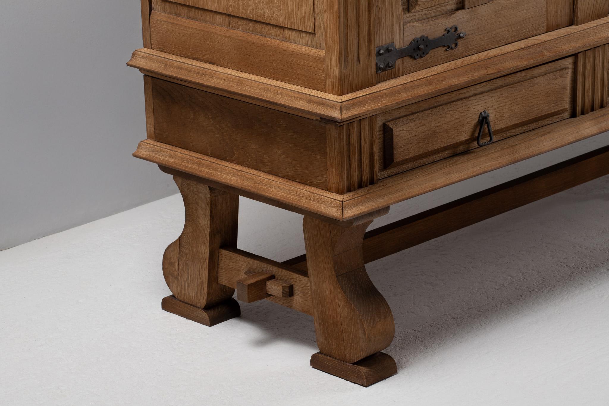 French Oak Buffet with Carved Panels and Iron Detailing, 1940s In Good Condition For Sale In Kaštel Sućurac, Splitsko-dalmatinska županija