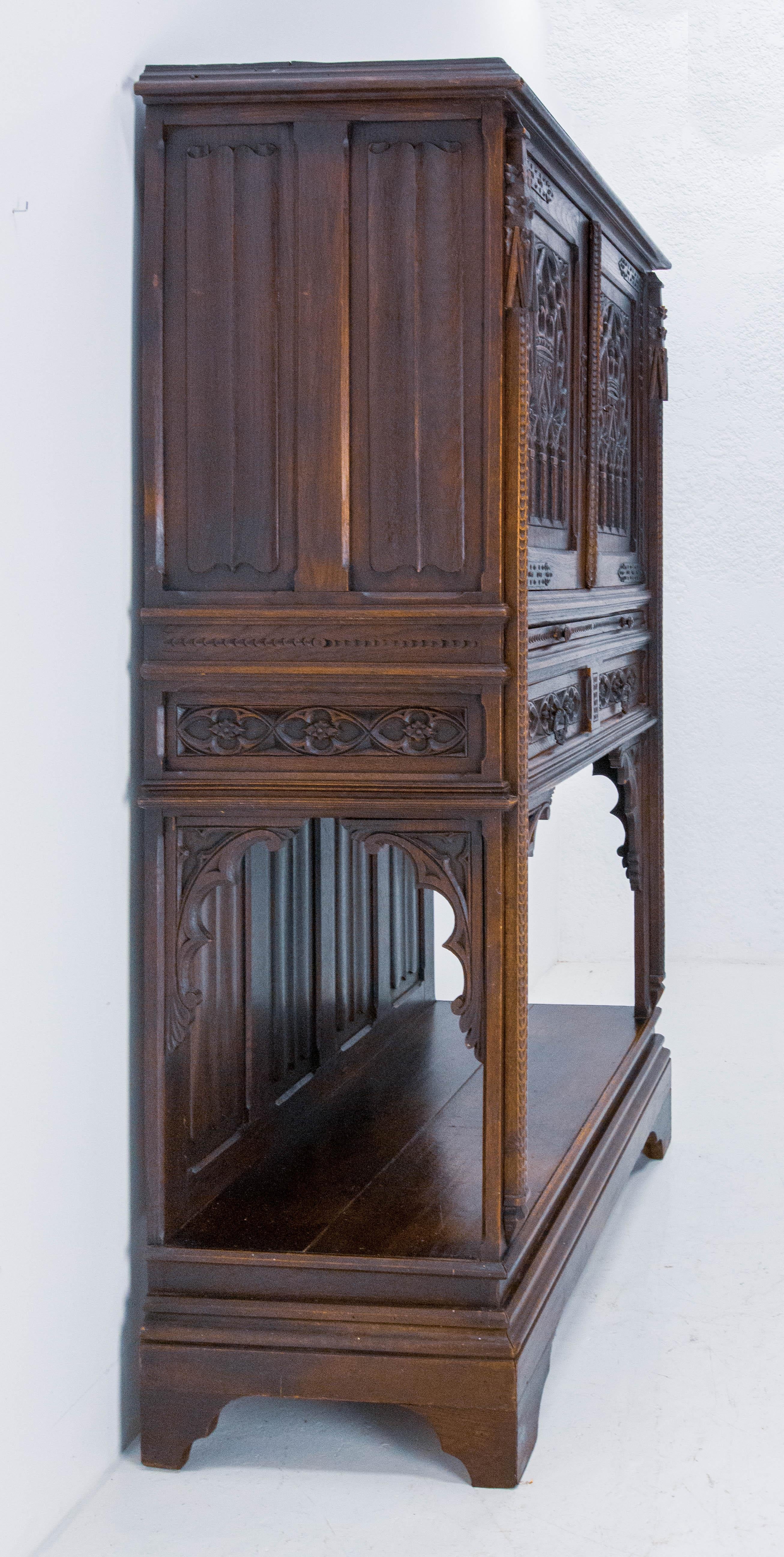 French Oak Cabinet Dressoir Buffet Gothic Revival, Late 19th Century In Good Condition In Labrit, Landes