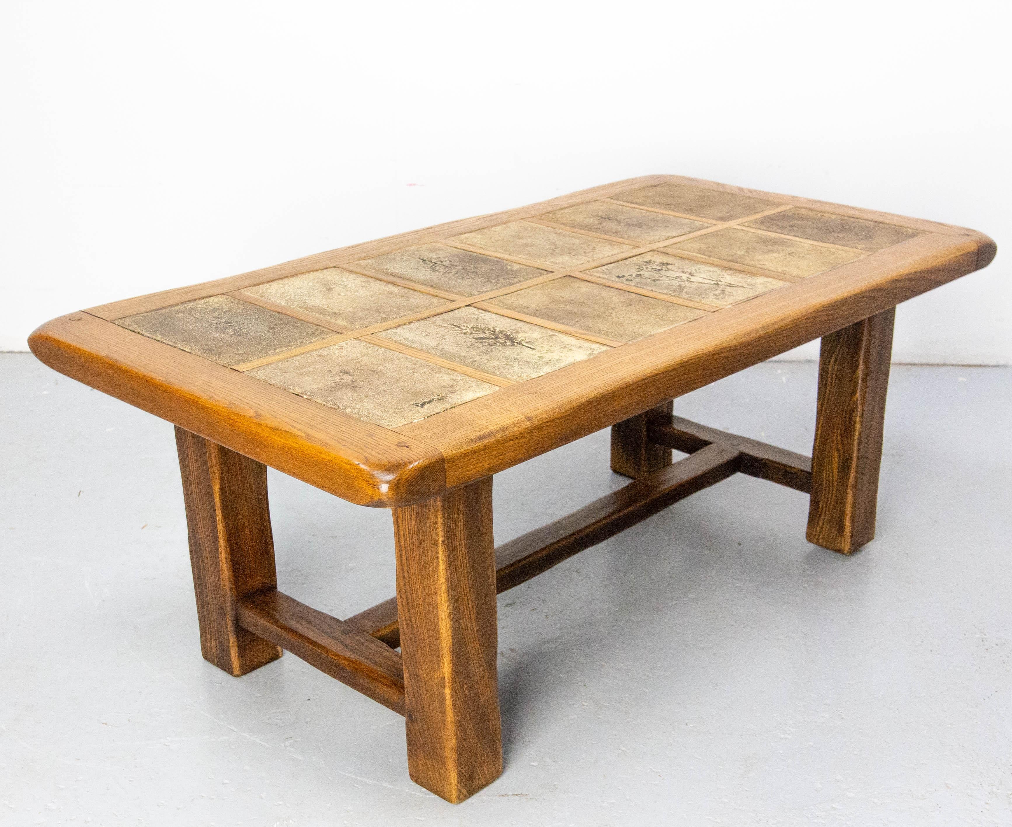 Mid-Century moderno Tavolino francese in Oak e ceramica Vallauris Piastrelle firmato Barrois, circa 1970 in vendita