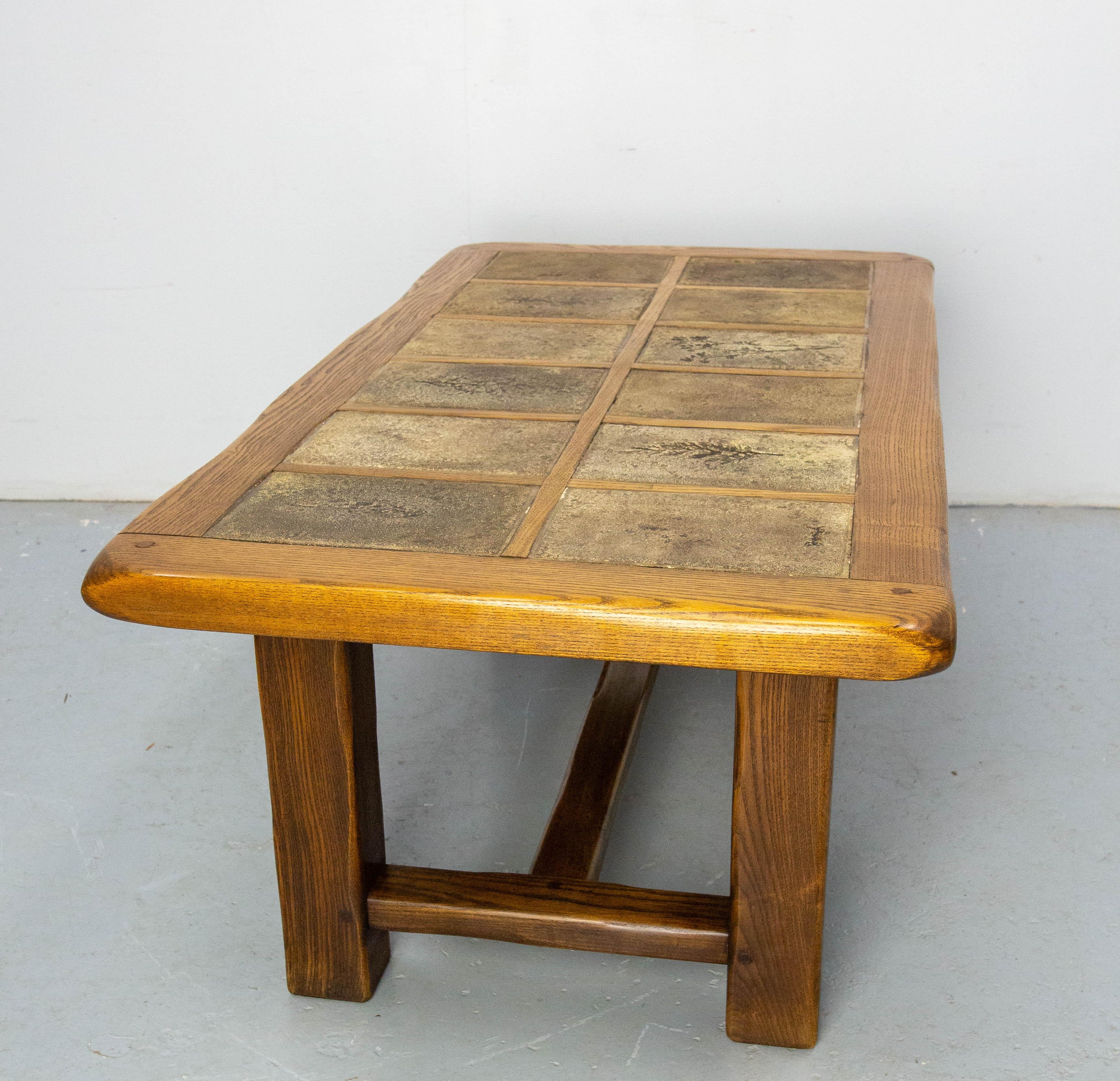 Francese Tavolino francese in Oak e ceramica Vallauris Piastrelle firmato Barrois, circa 1970 in vendita