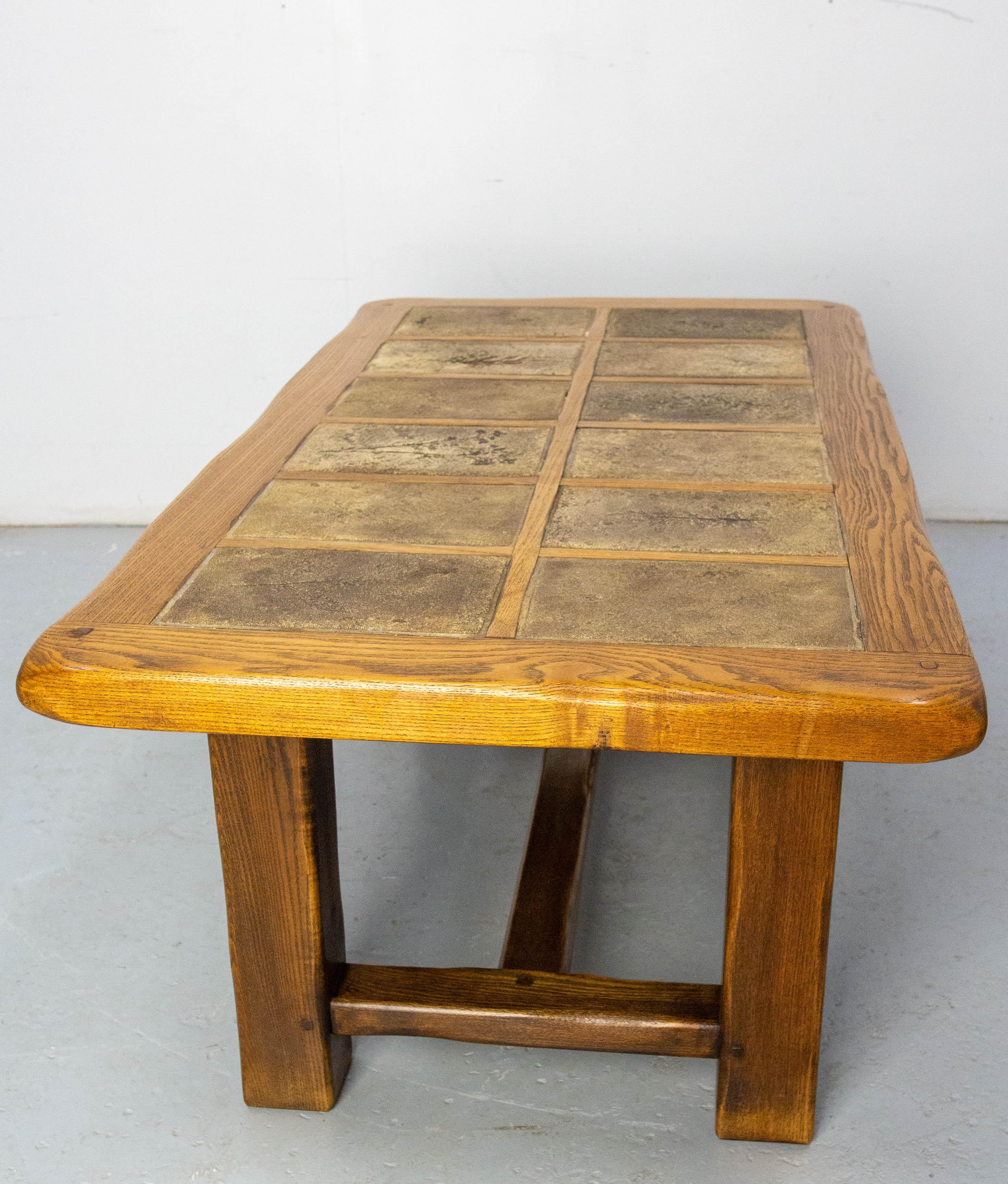Tavolino francese in Oak e ceramica Vallauris Piastrelle firmato Barrois, circa 1970 in vendita 1
